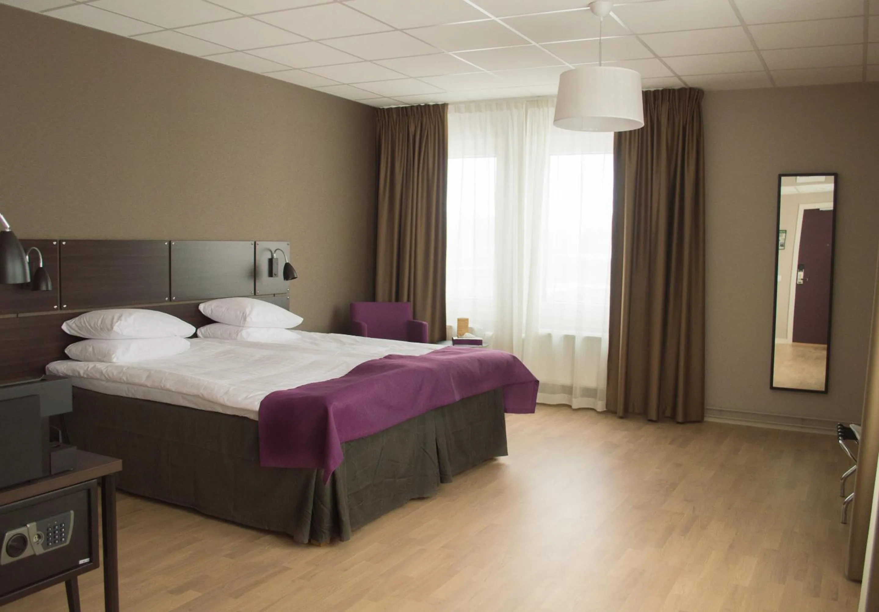 Bed in Best Western Plus Park Airport Hotel