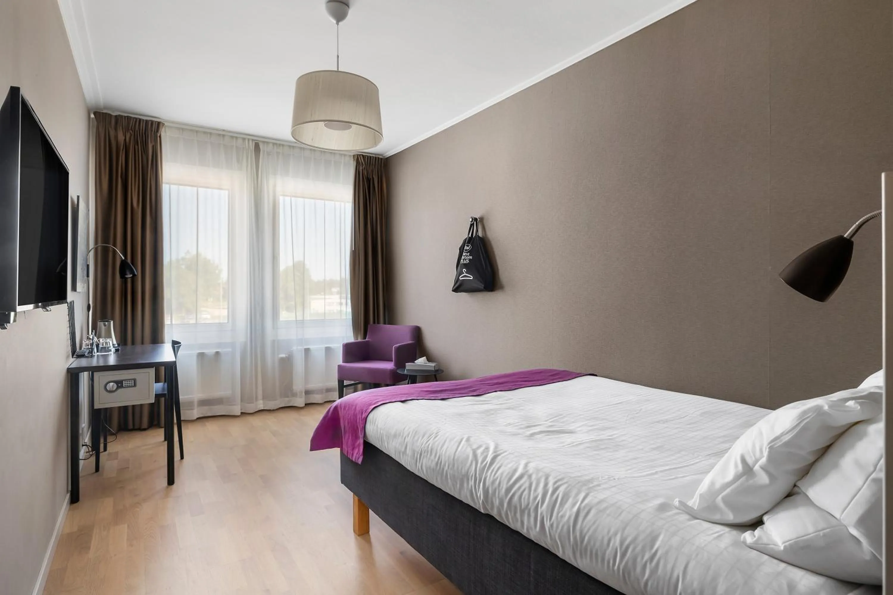 Bed in Best Western Plus Park Airport Hotel