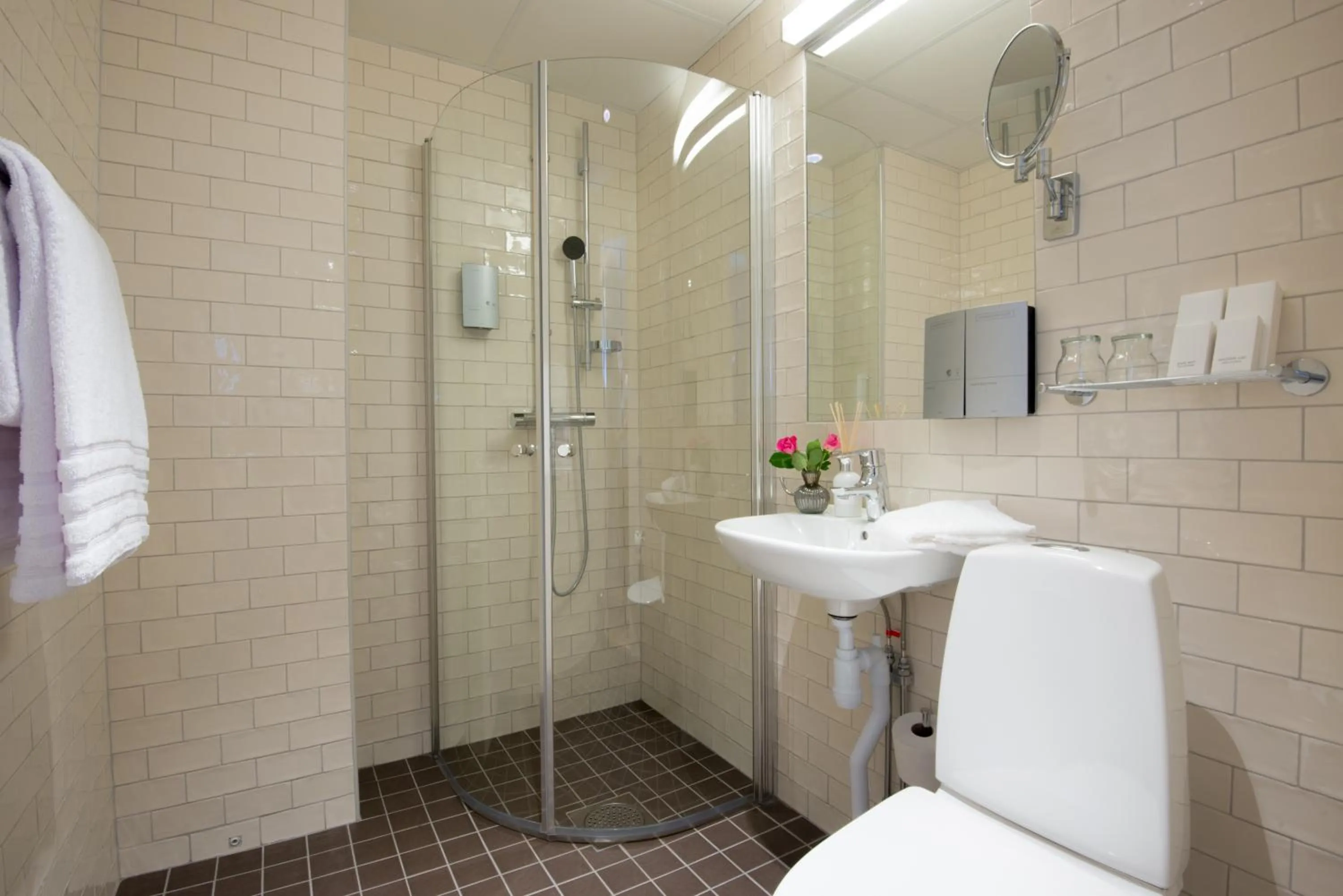 Bathroom in Best Western Plus Park Airport Hotel