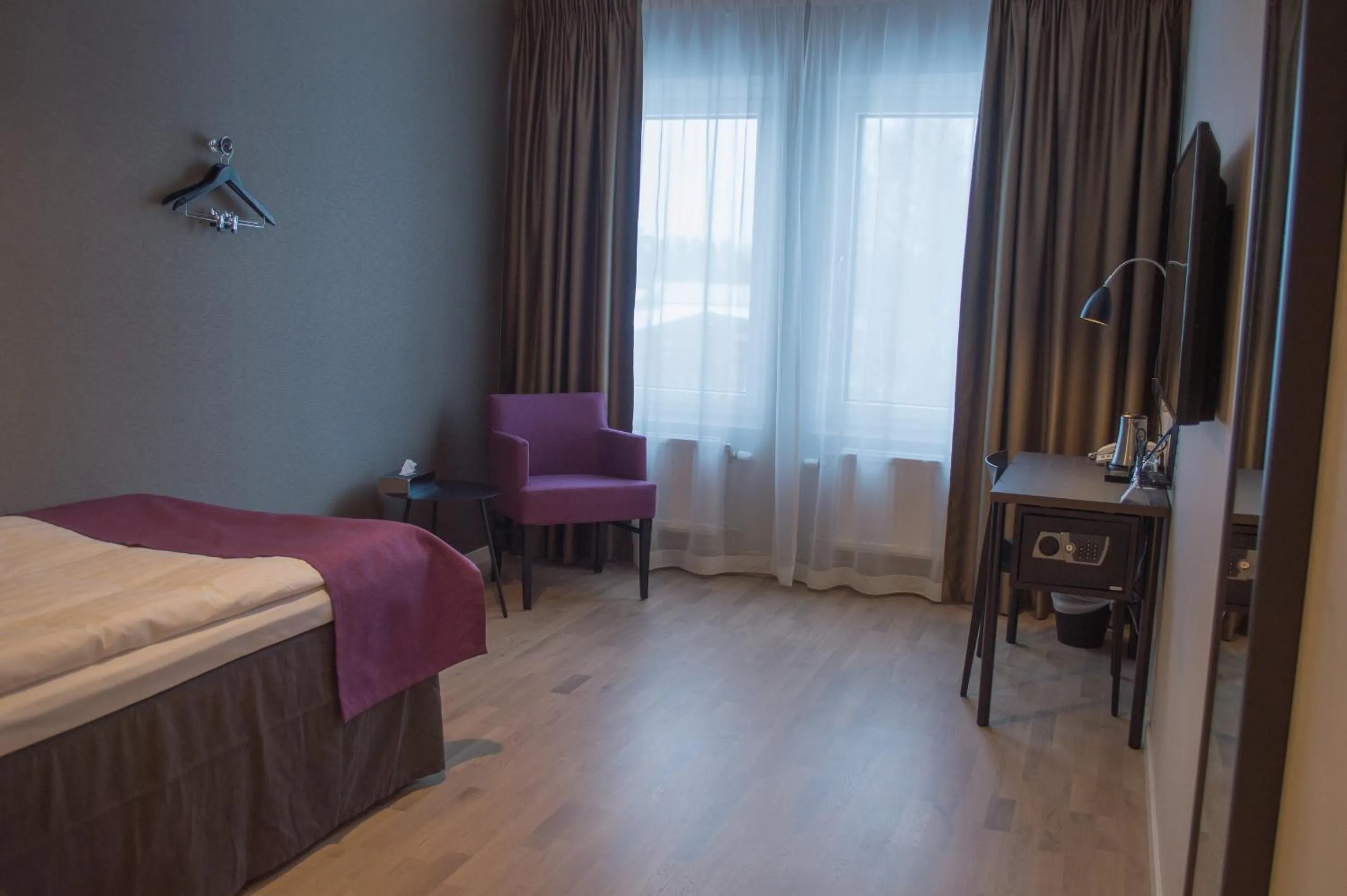 Bedroom, Bed in Best Western Plus Park Airport Hotel