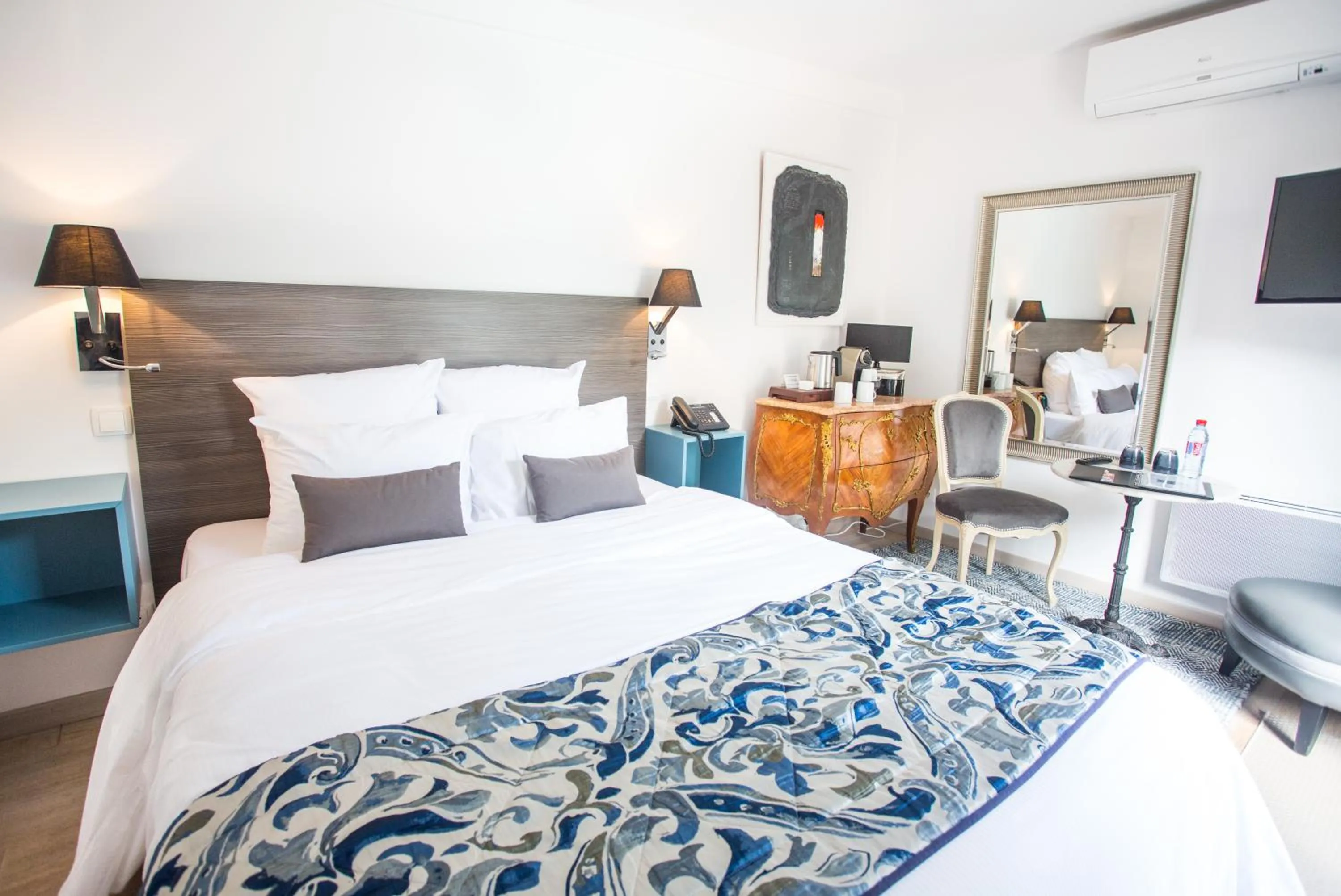 Bedroom in Hôtel Spa - Au Charme Rabelaisien