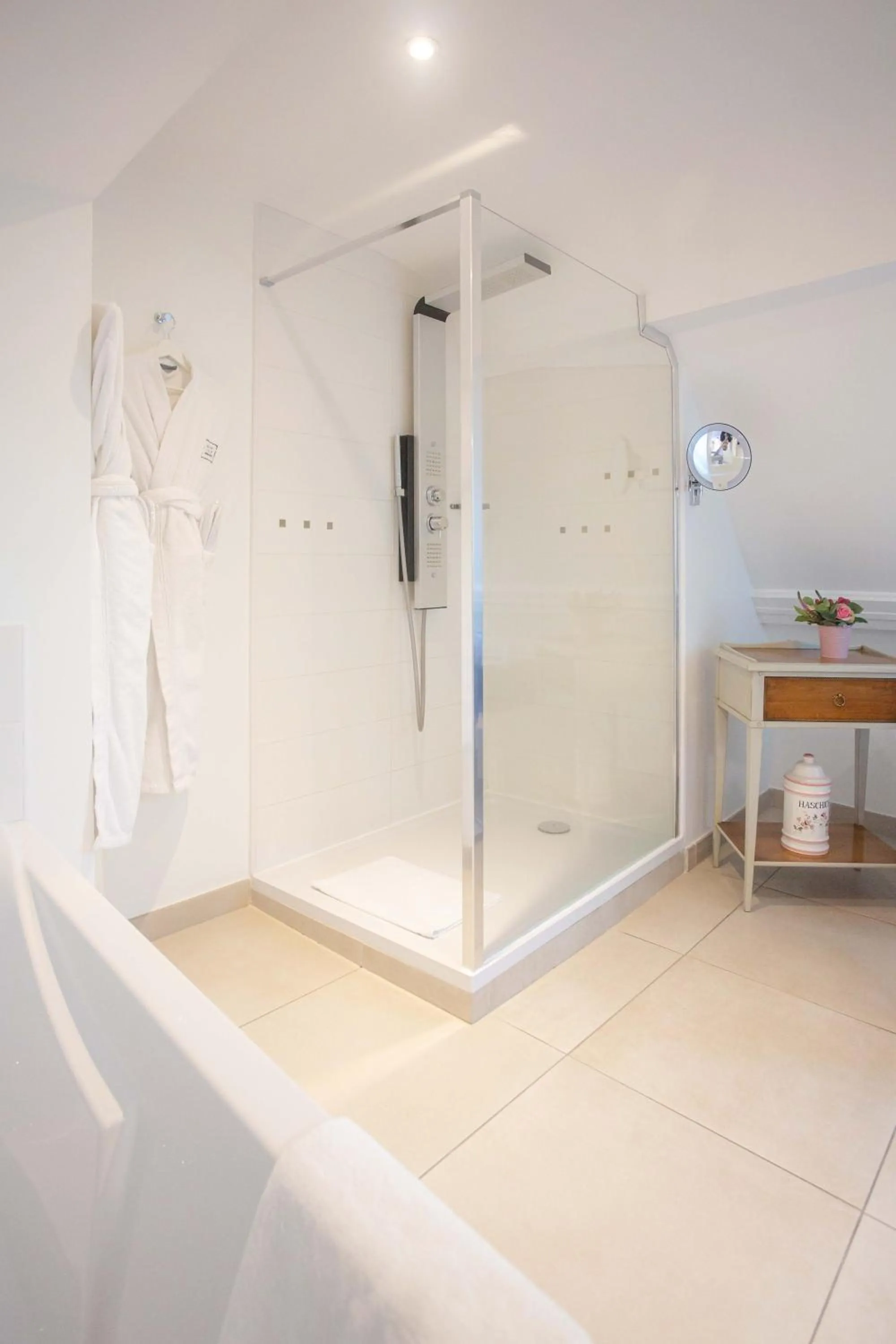 Shower in Hôtel Spa - Au Charme Rabelaisien