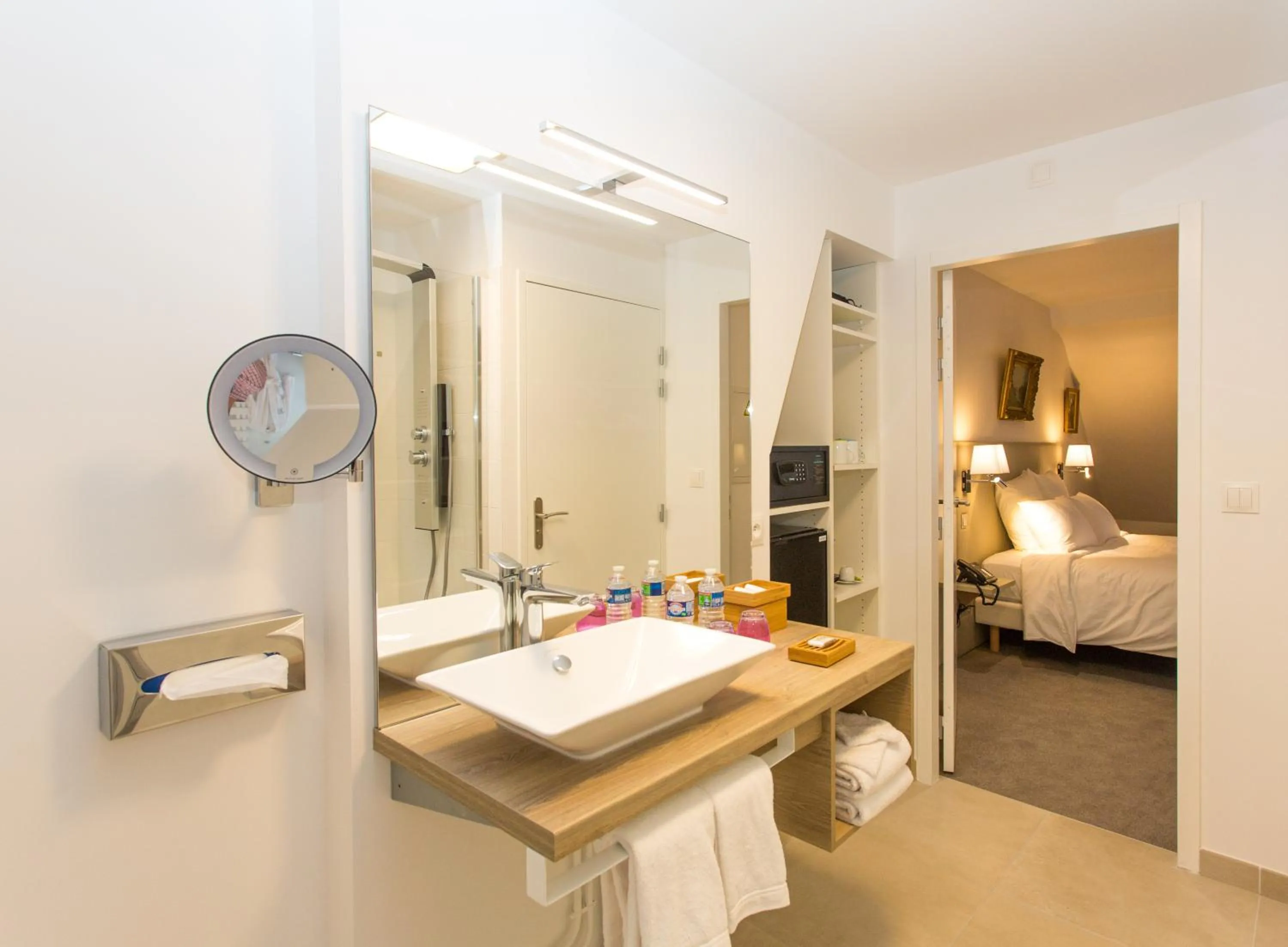 Bathroom in Hôtel Spa - Au Charme Rabelaisien