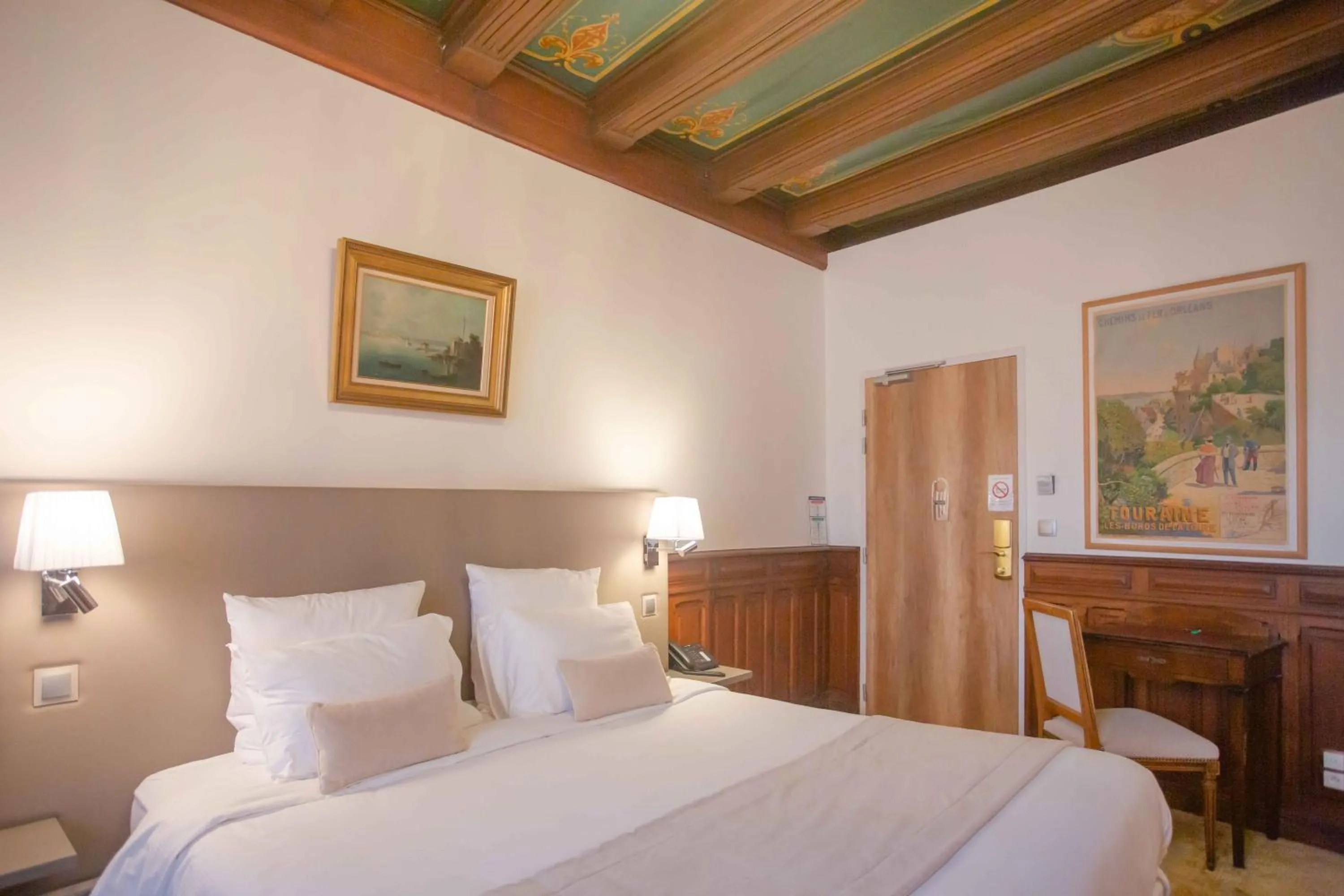 Bed in Hôtel Spa - Au Charme Rabelaisien