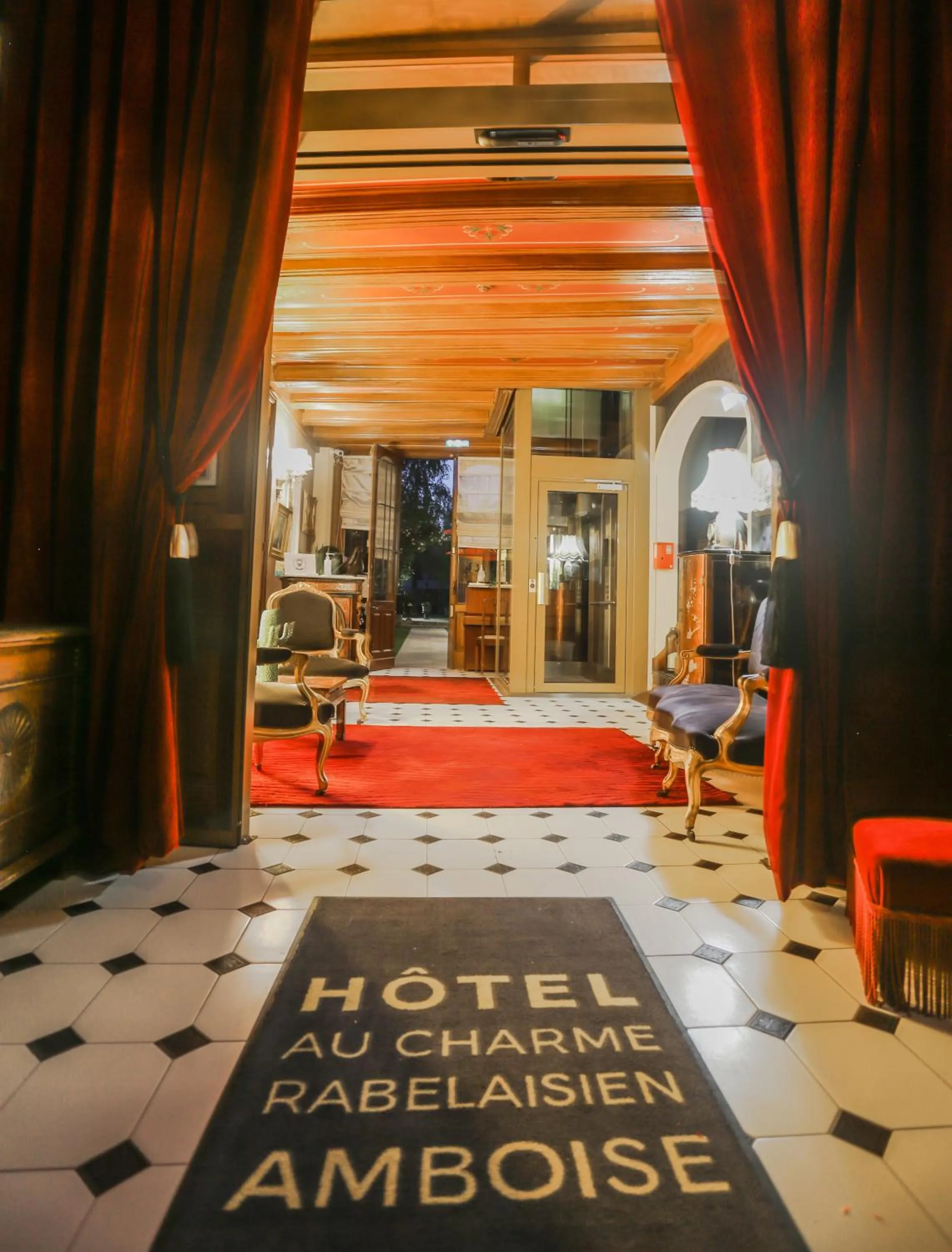 Property building in Hôtel Spa - Au Charme Rabelaisien