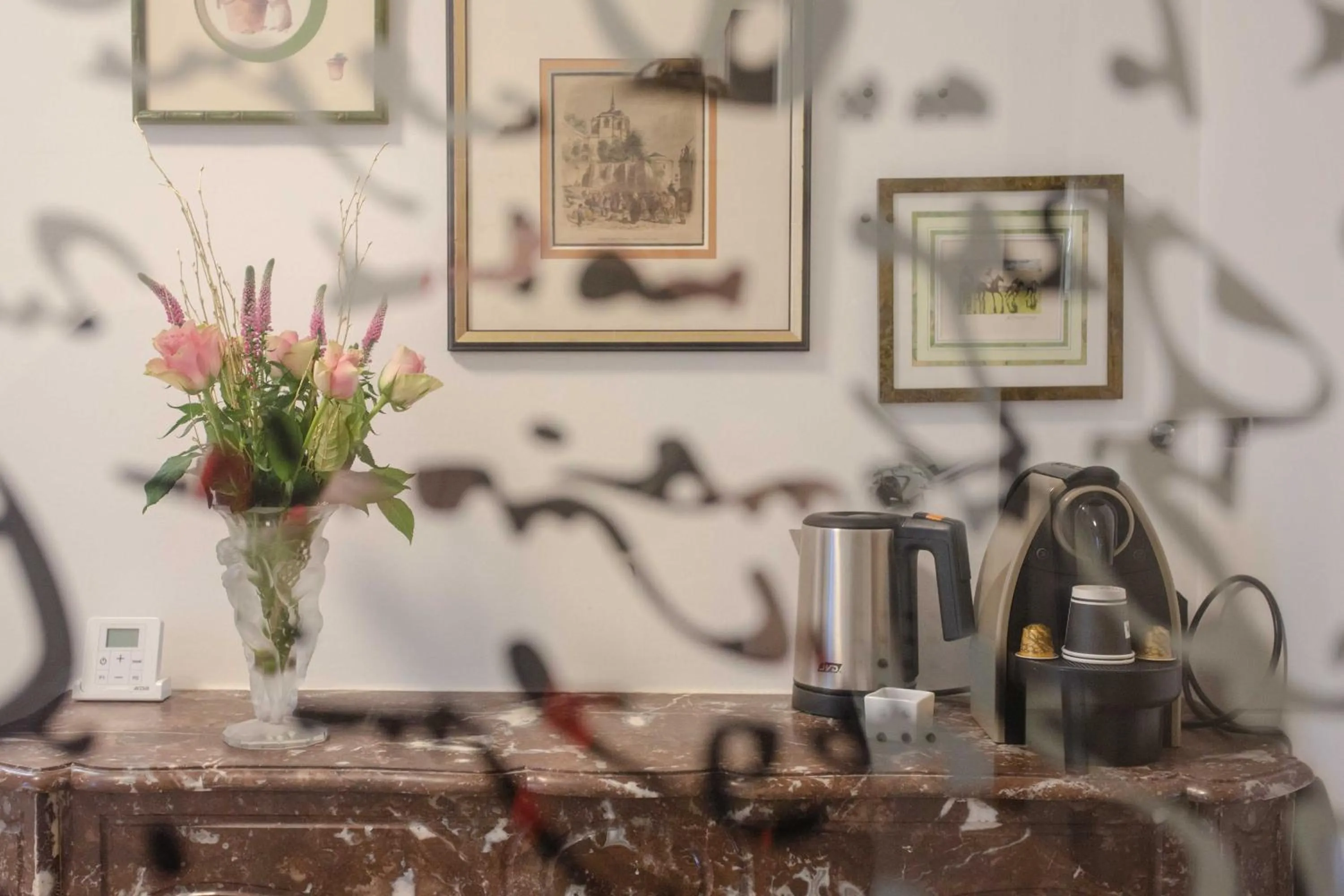 Coffee/tea facilities in Hôtel Spa - Au Charme Rabelaisien