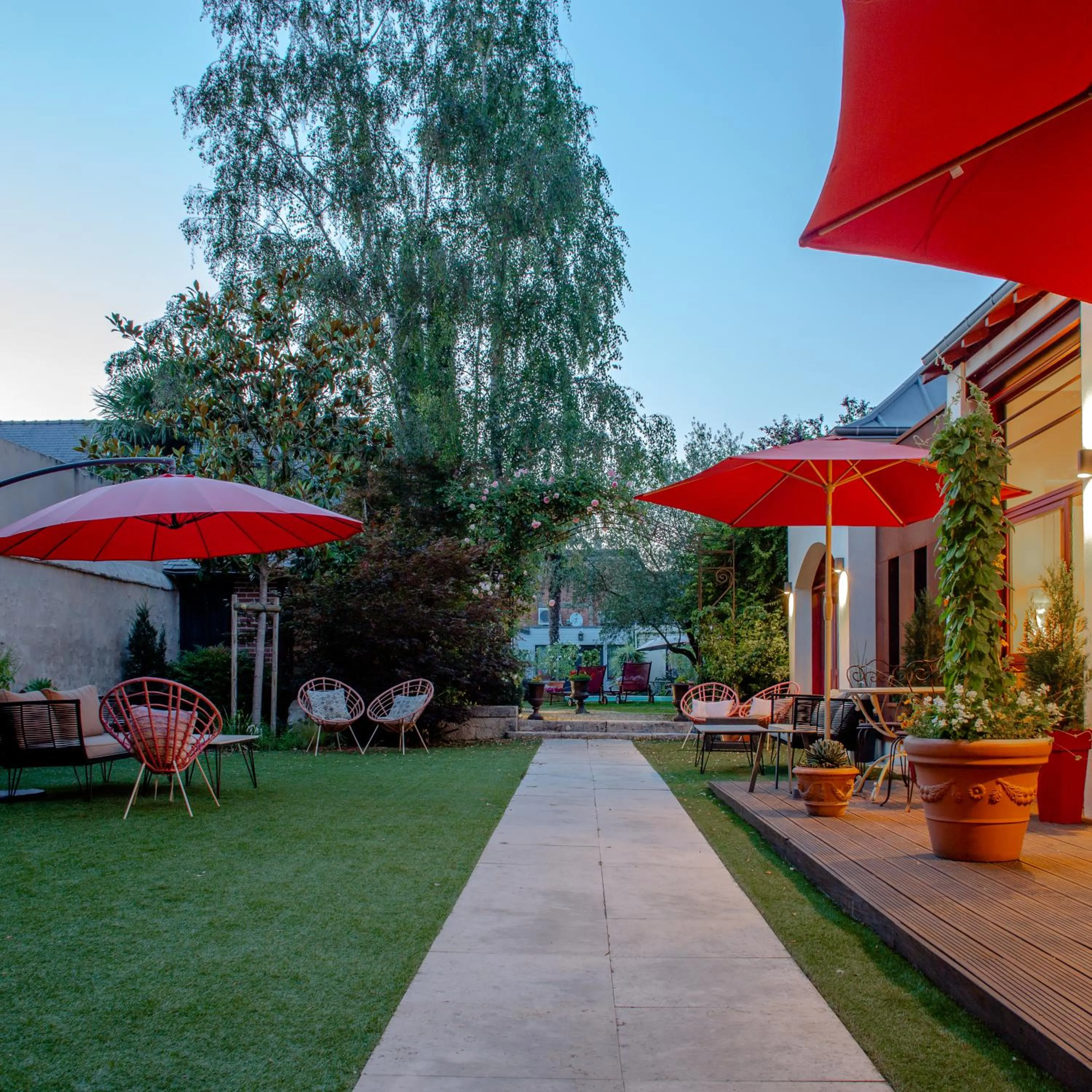 Patio in Hôtel Spa - Au Charme Rabelaisien