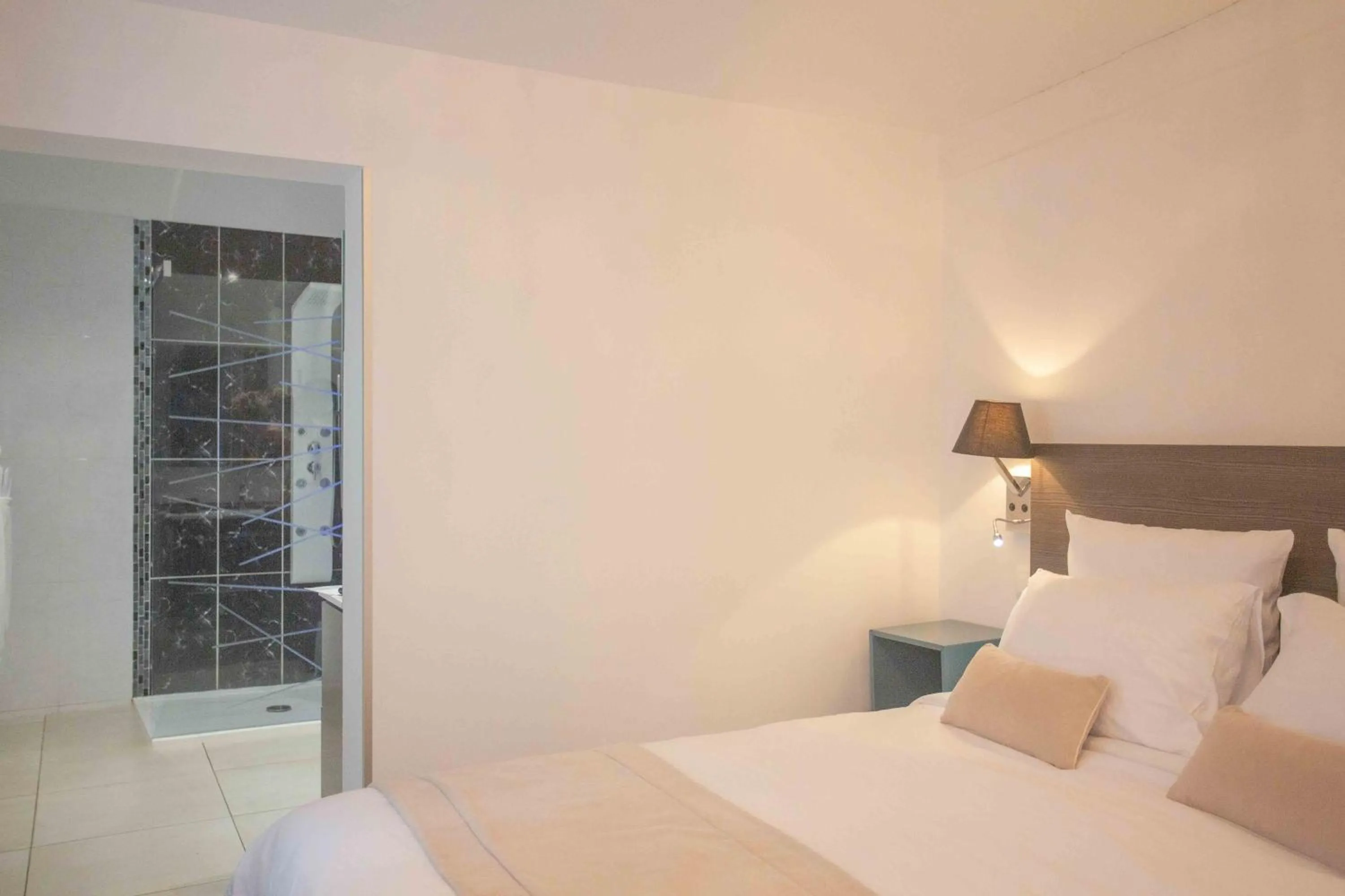 Bed in Hôtel Spa - Au Charme Rabelaisien