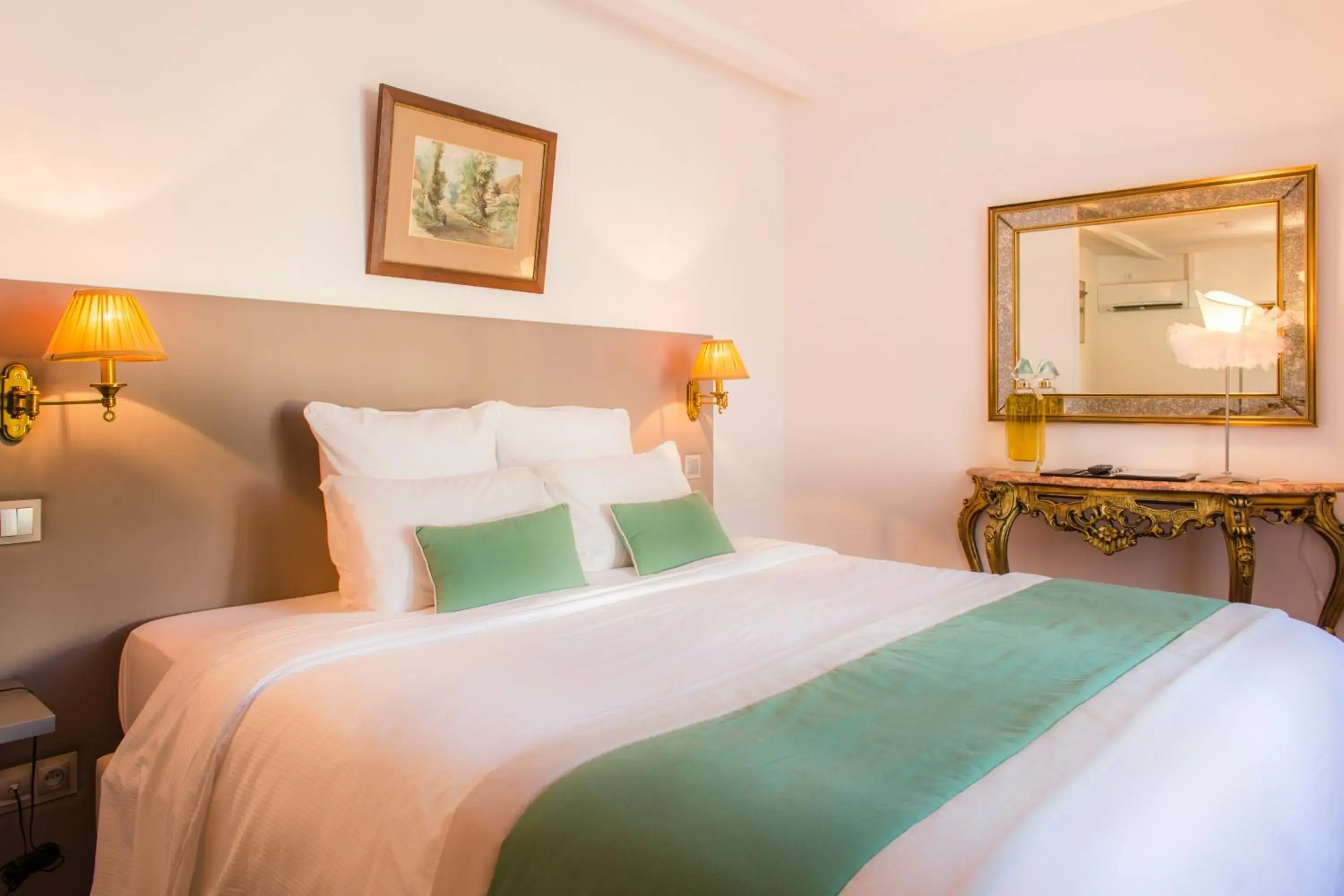 Garden Prestige Double Room in Hôtel Spa - Au Charme Rabelaisien Garden Prestige Double Room in Hôtel Spa - Au Charme Rabelaisien