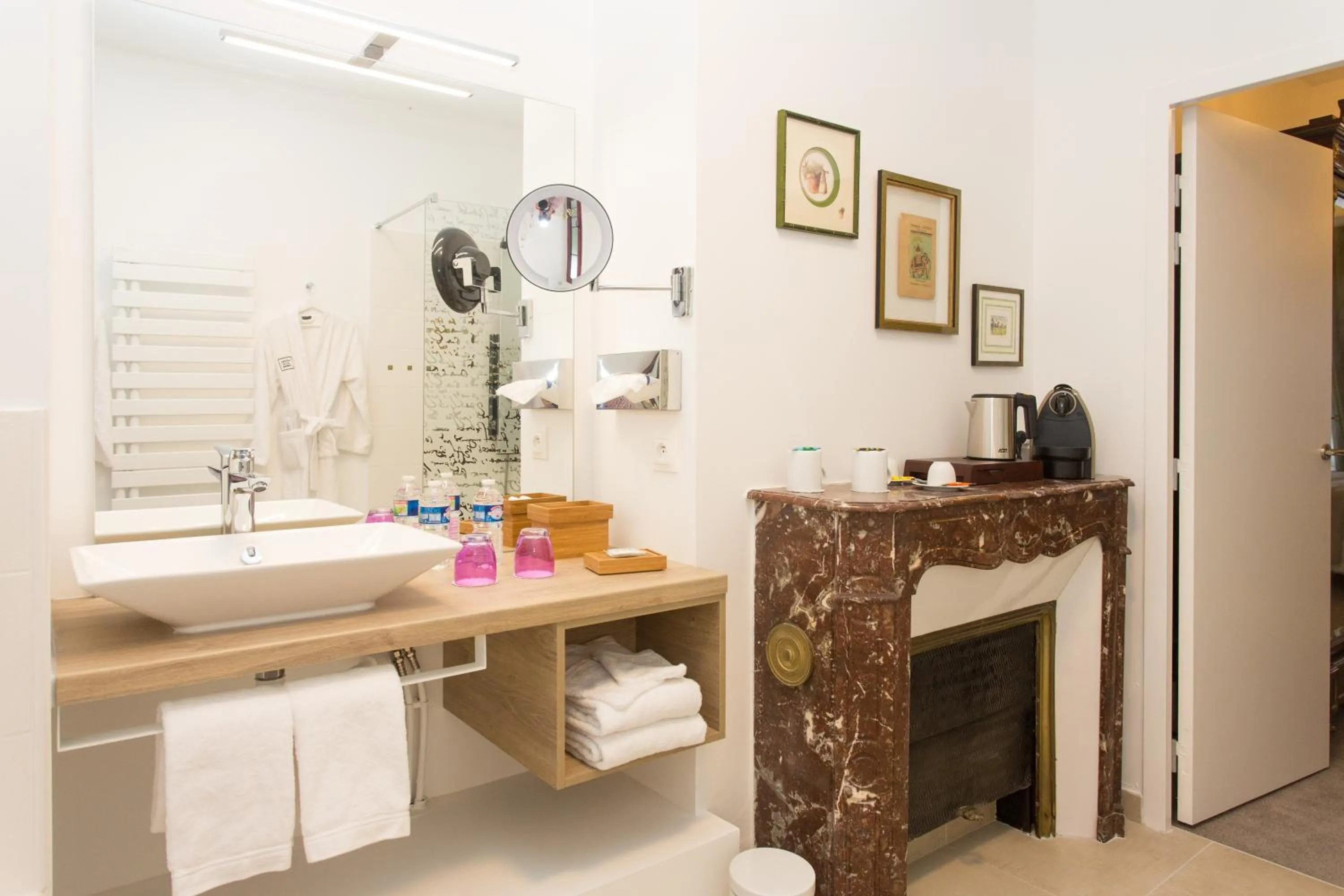 Bathroom in Hôtel Spa - Au Charme Rabelaisien