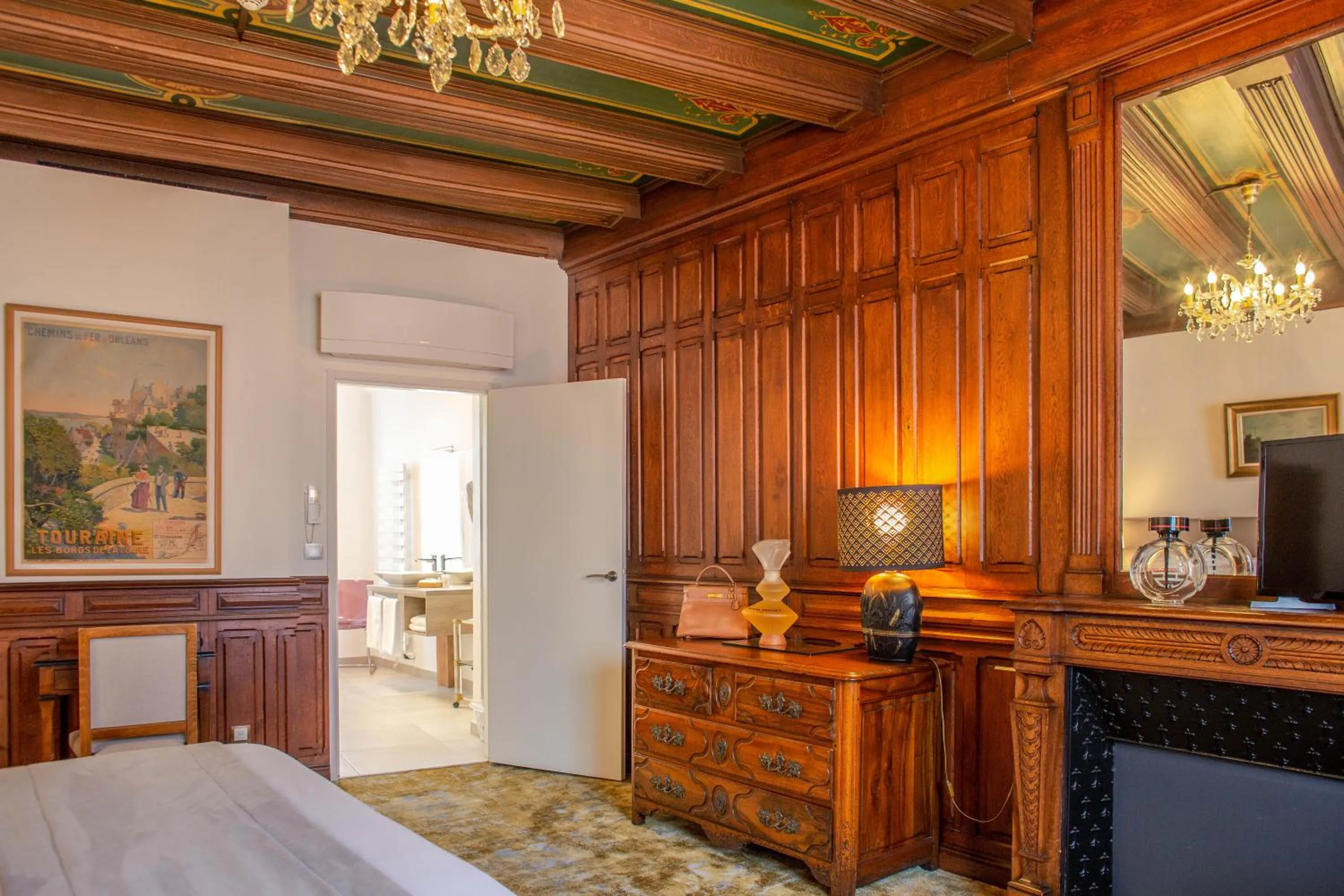 Photo of the whole room in Hôtel Spa - Au Charme Rabelaisien