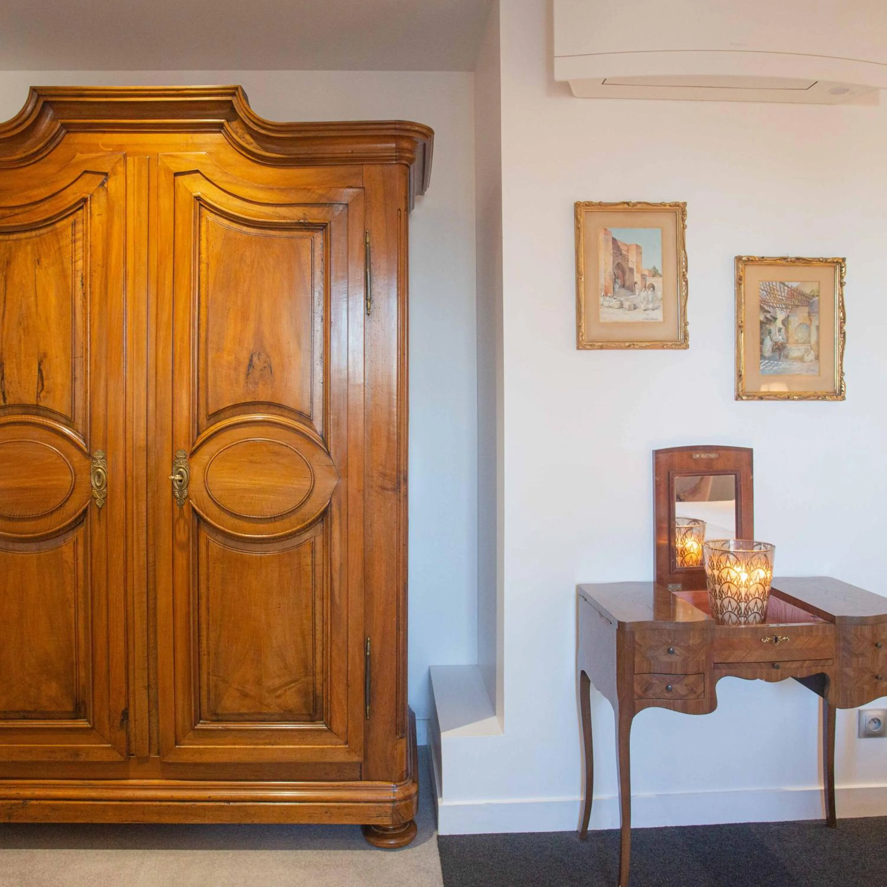 wardrobe in Hôtel Spa - Au Charme Rabelaisien