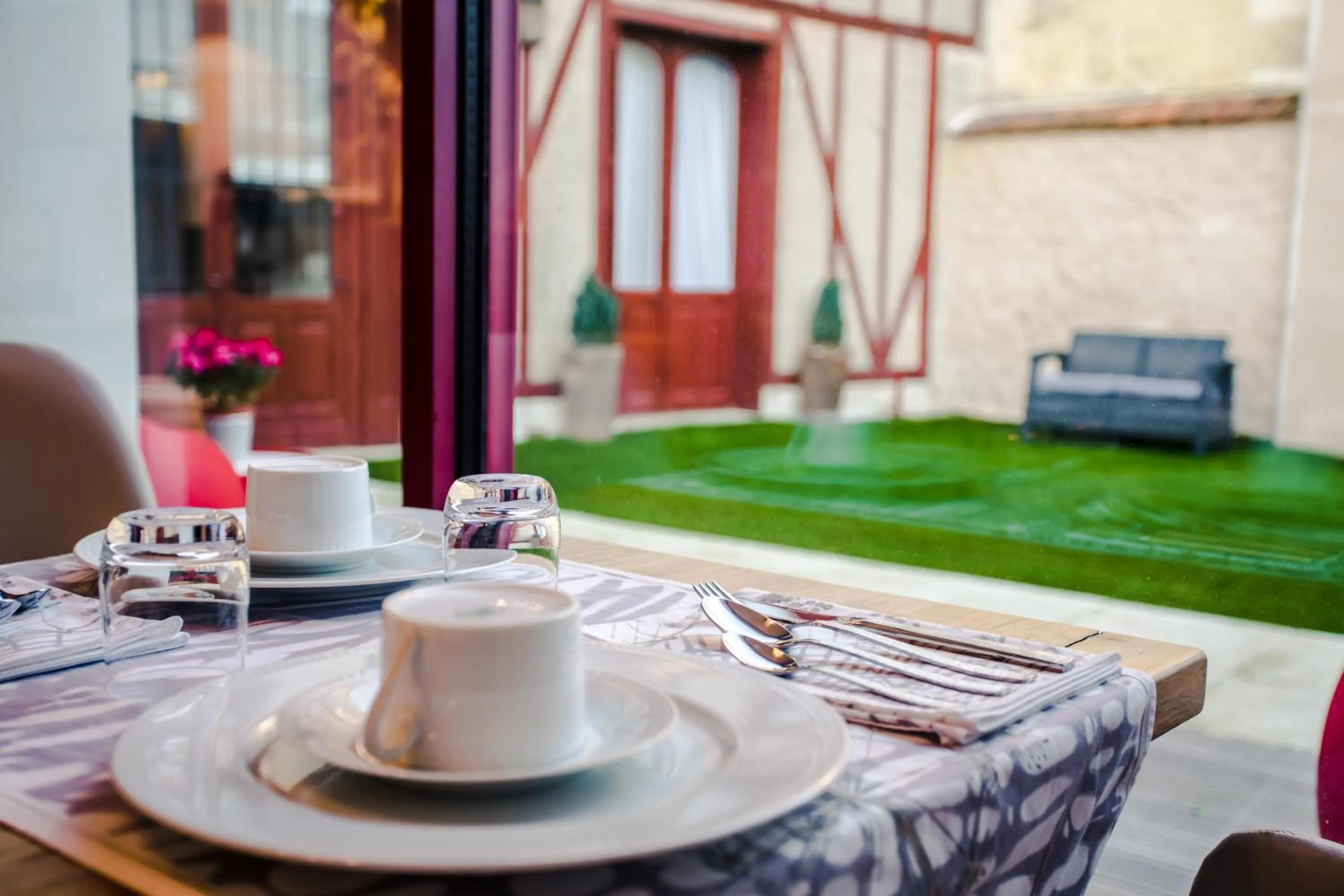 Patio in Hôtel Spa - Au Charme Rabelaisien