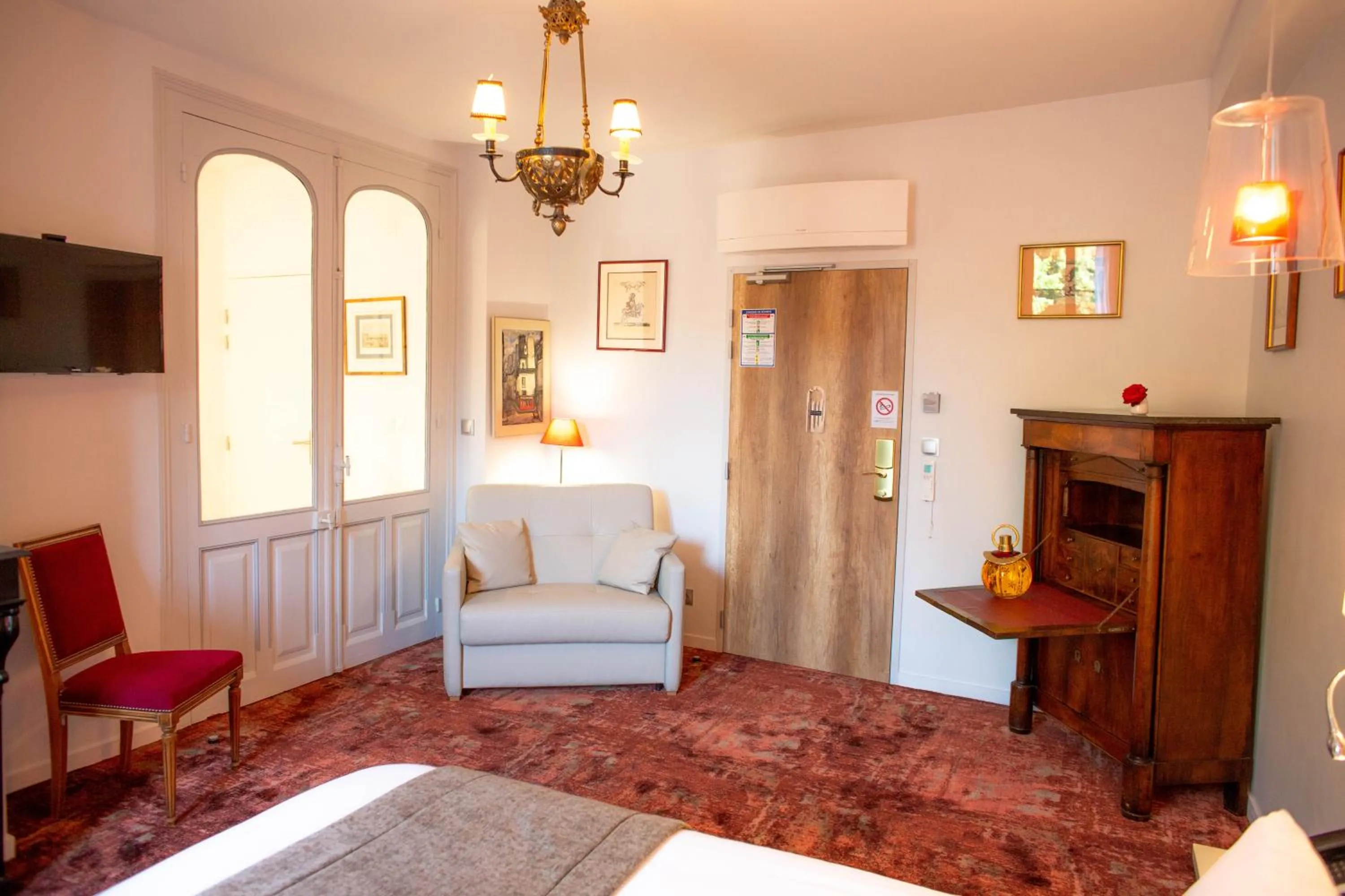 TV and multimedia in Hôtel Spa - Au Charme Rabelaisien