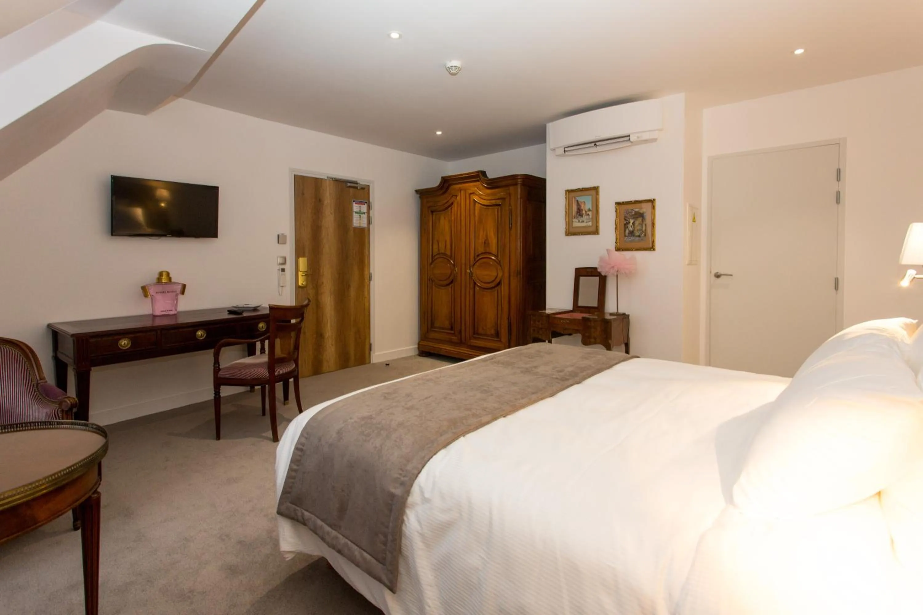 Bedroom in Hôtel Spa - Au Charme Rabelaisien