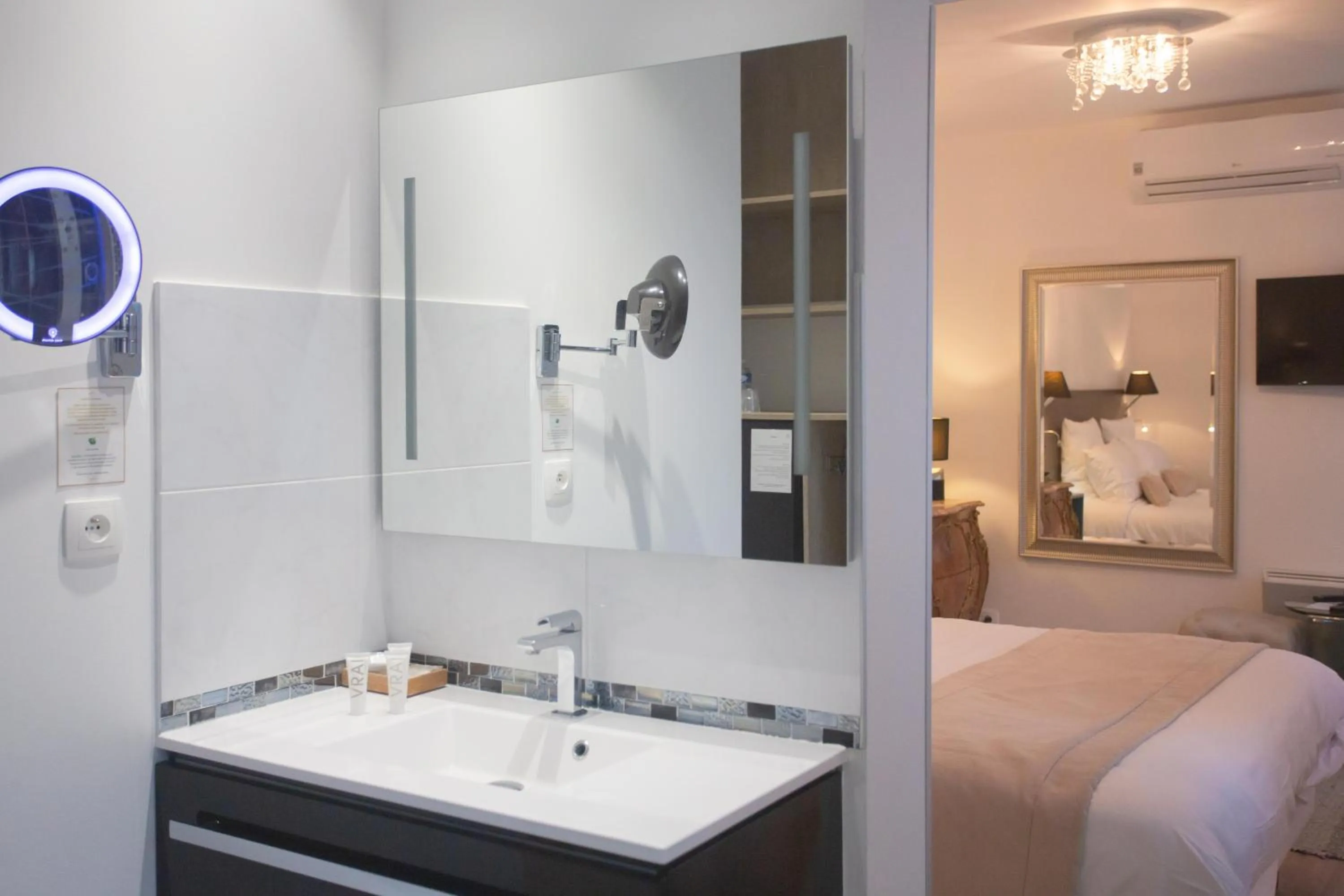 Shower in Hôtel Spa - Au Charme Rabelaisien