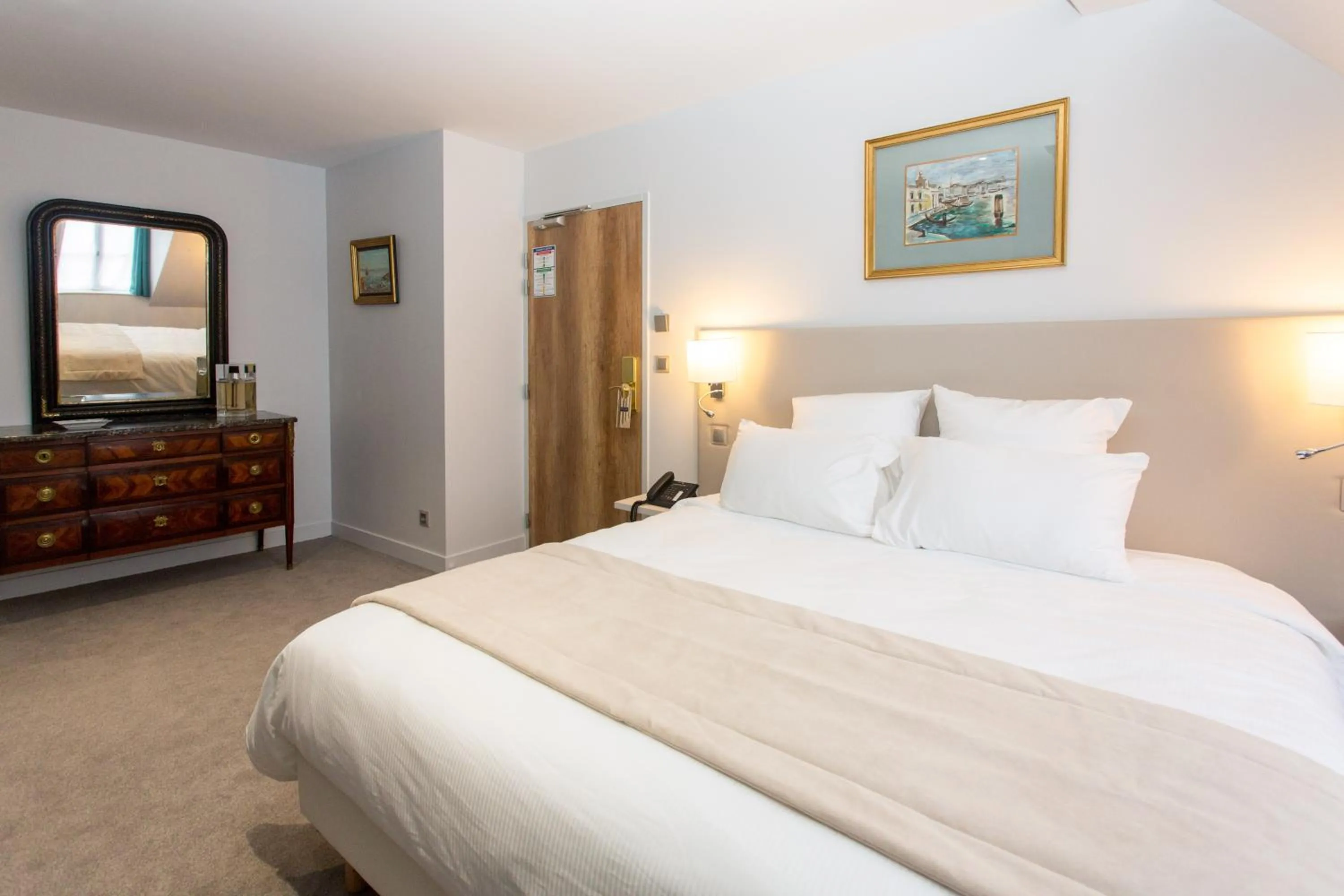 Bathroom in Hôtel Spa - Au Charme Rabelaisien