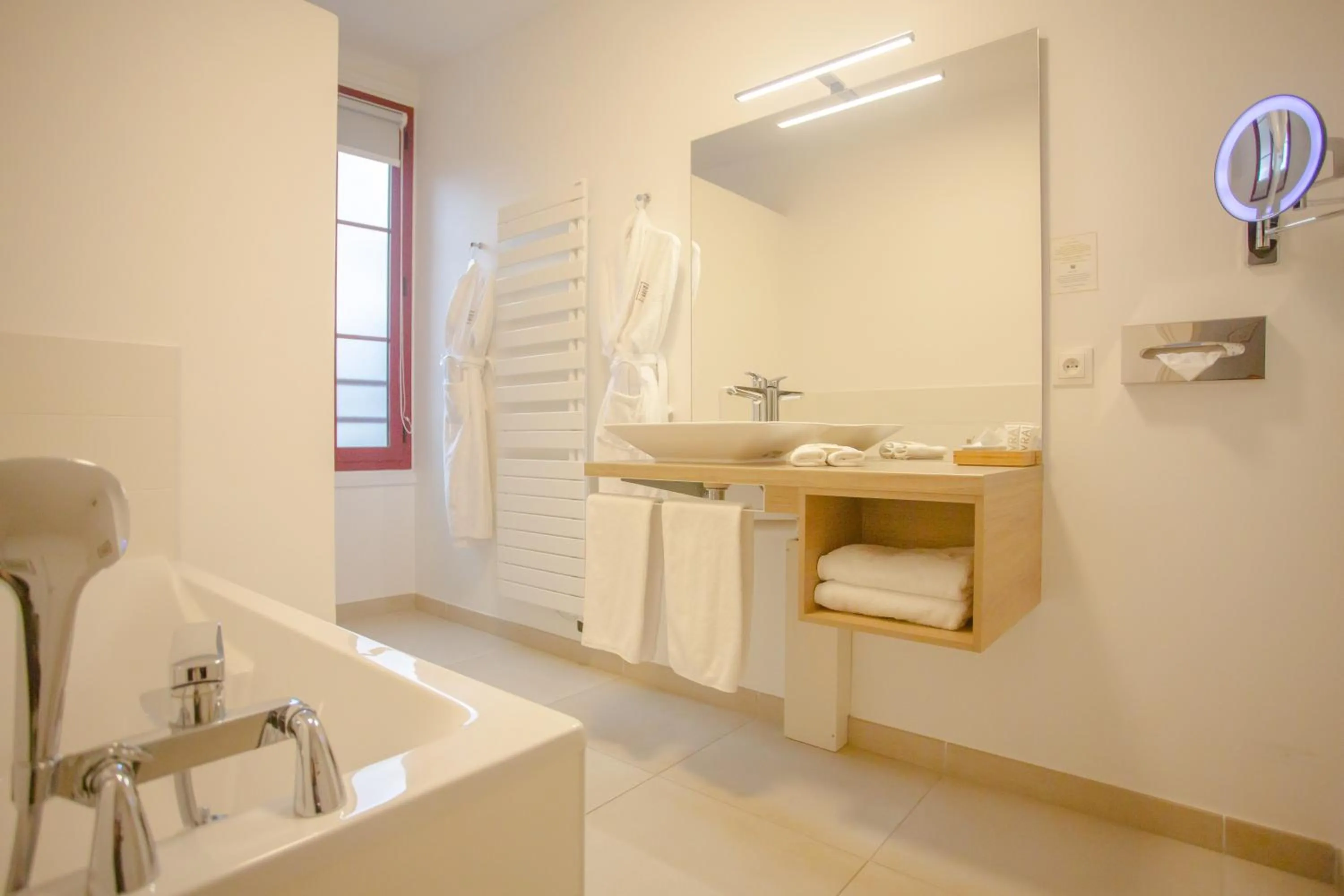 Shower in Hôtel Spa - Au Charme Rabelaisien