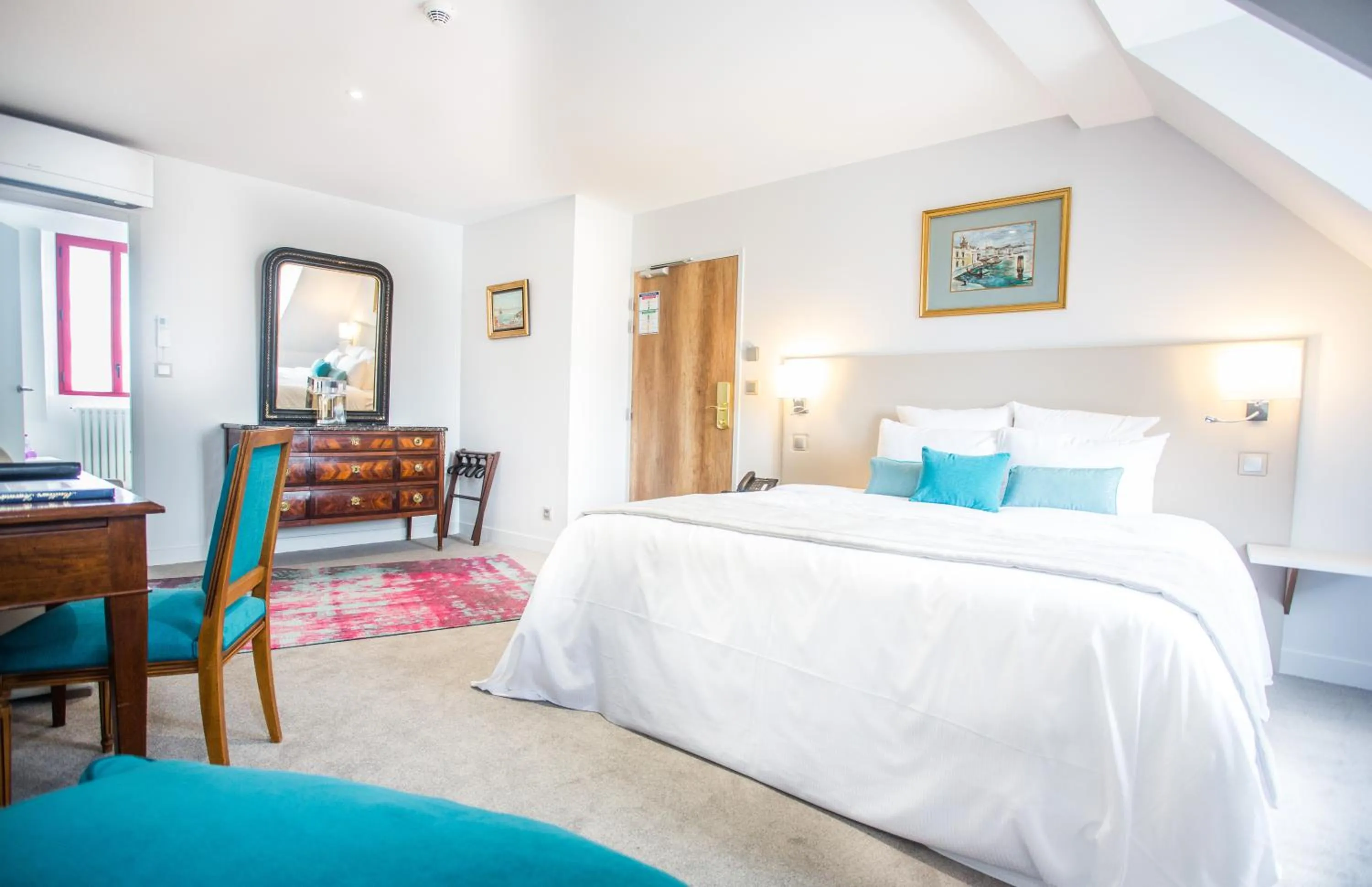 Bedroom in Hôtel Spa - Au Charme Rabelaisien