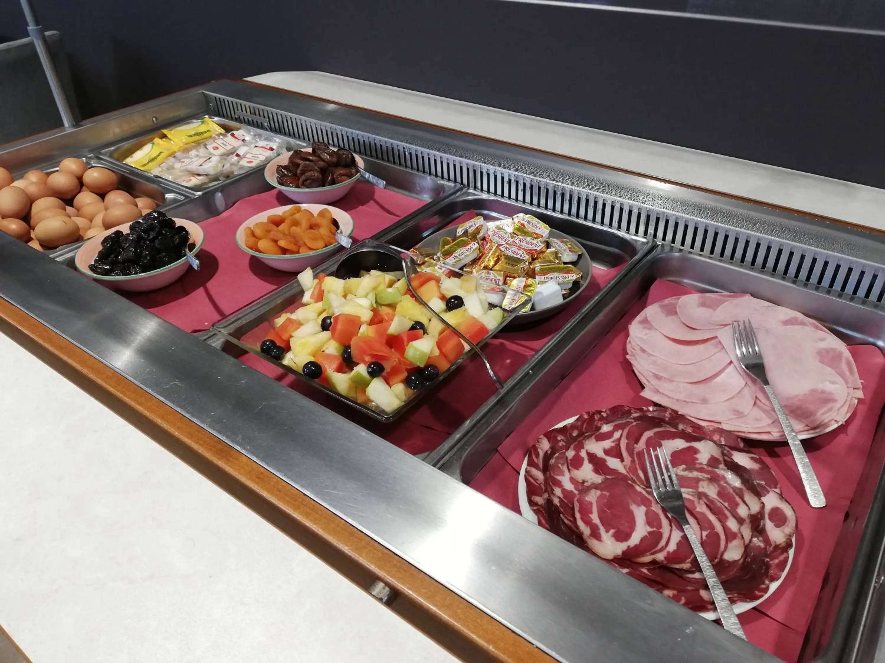 Breakfast in La Chartreuse Logis Hotel Restaurant