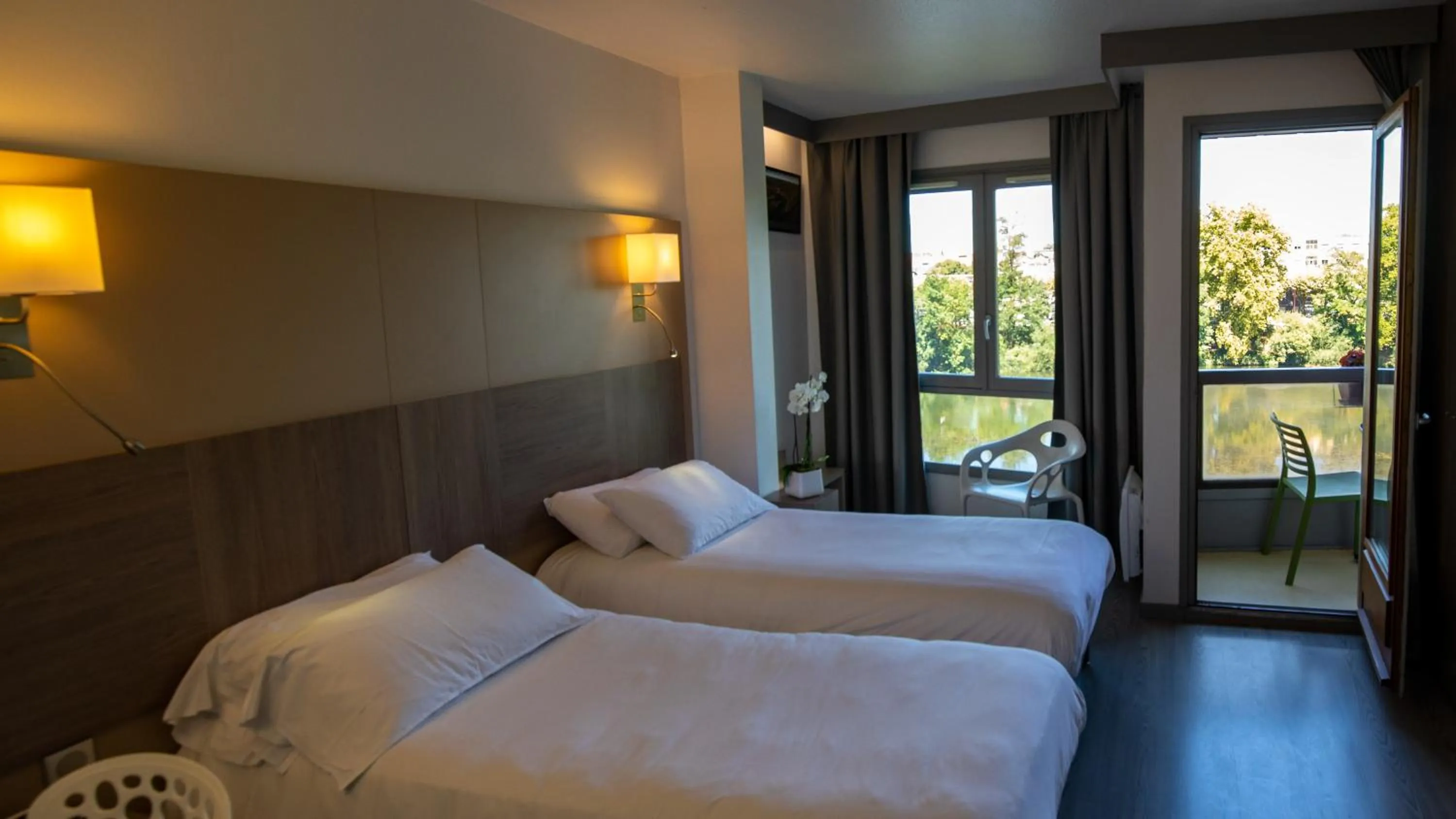 Bed in La Chartreuse Logis Hotel Restaurant