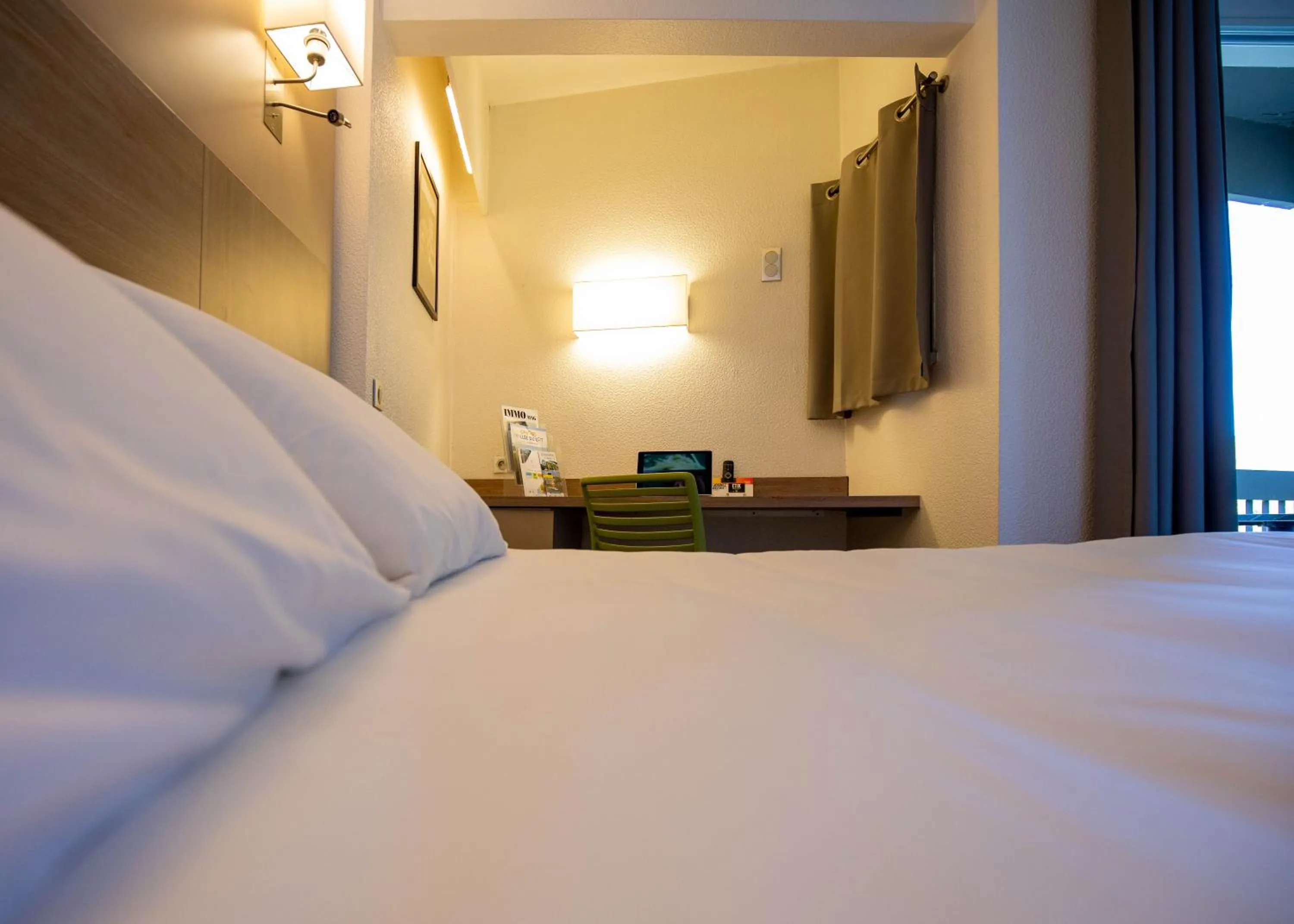 Bed in La Chartreuse Logis Hotel Restaurant