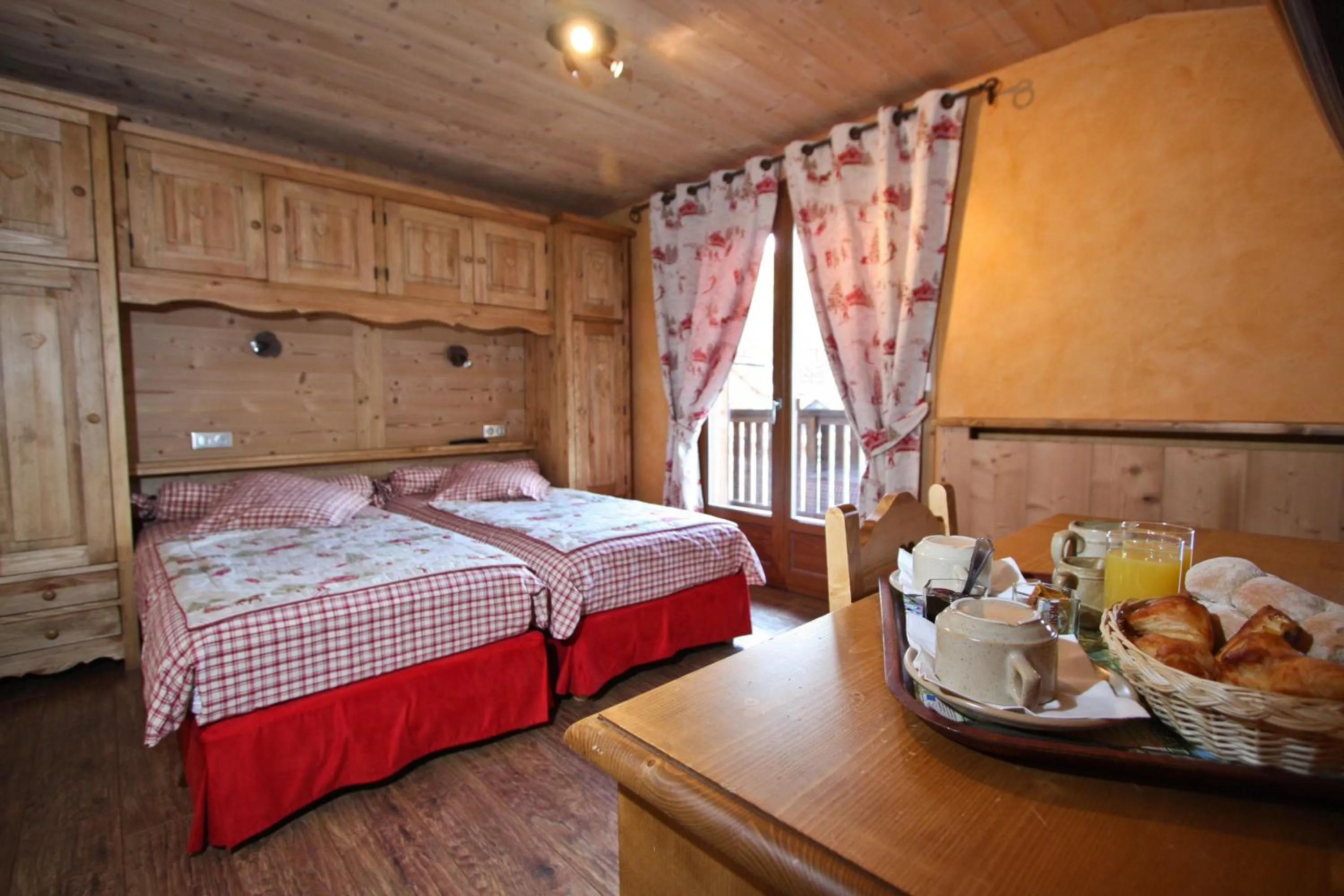 Photo of the whole room, Bed in Alpen Roc
