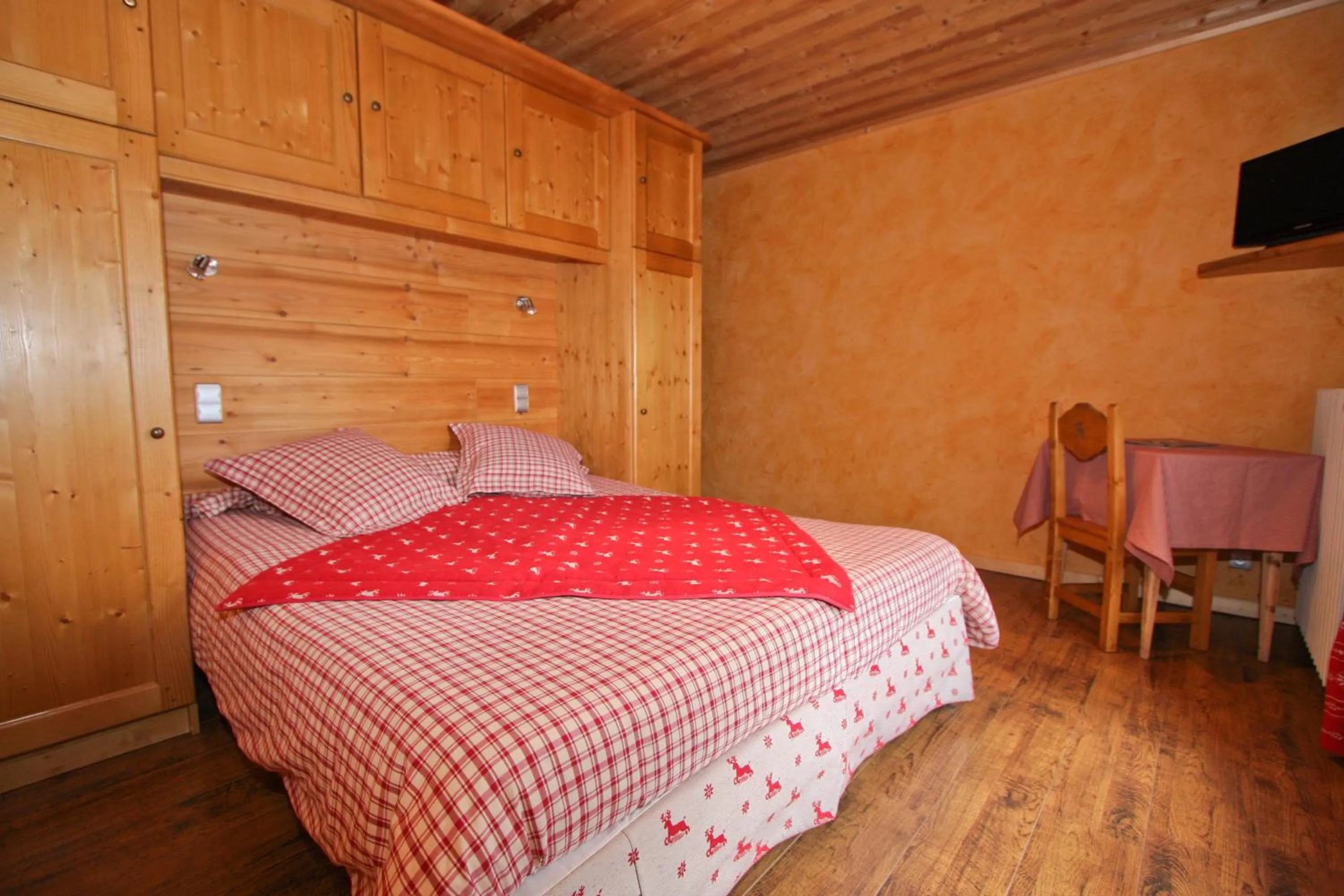 Photo of the whole room, Bed in Alpen Roc
