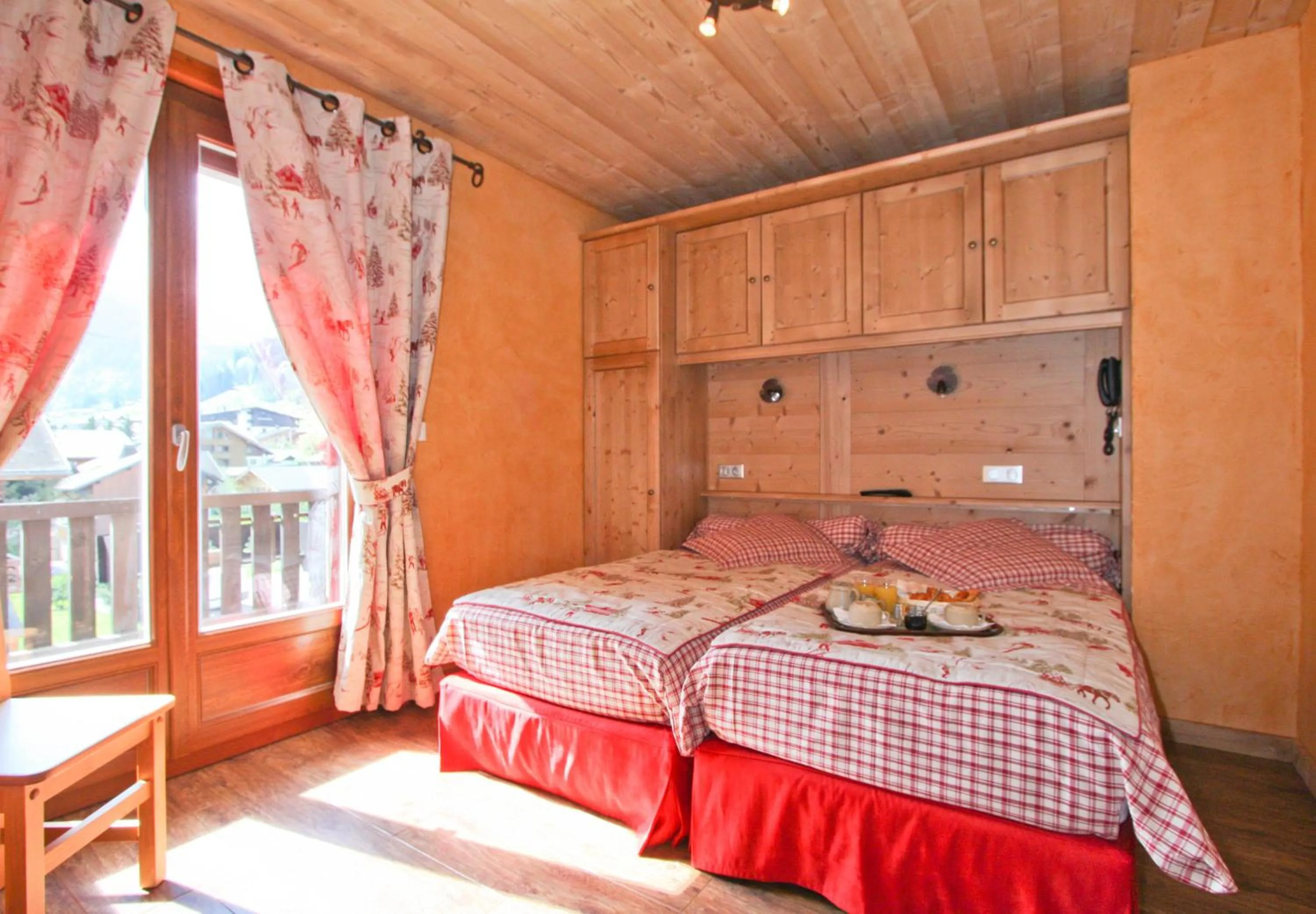 Photo of the whole room, Bed in Alpen Roc