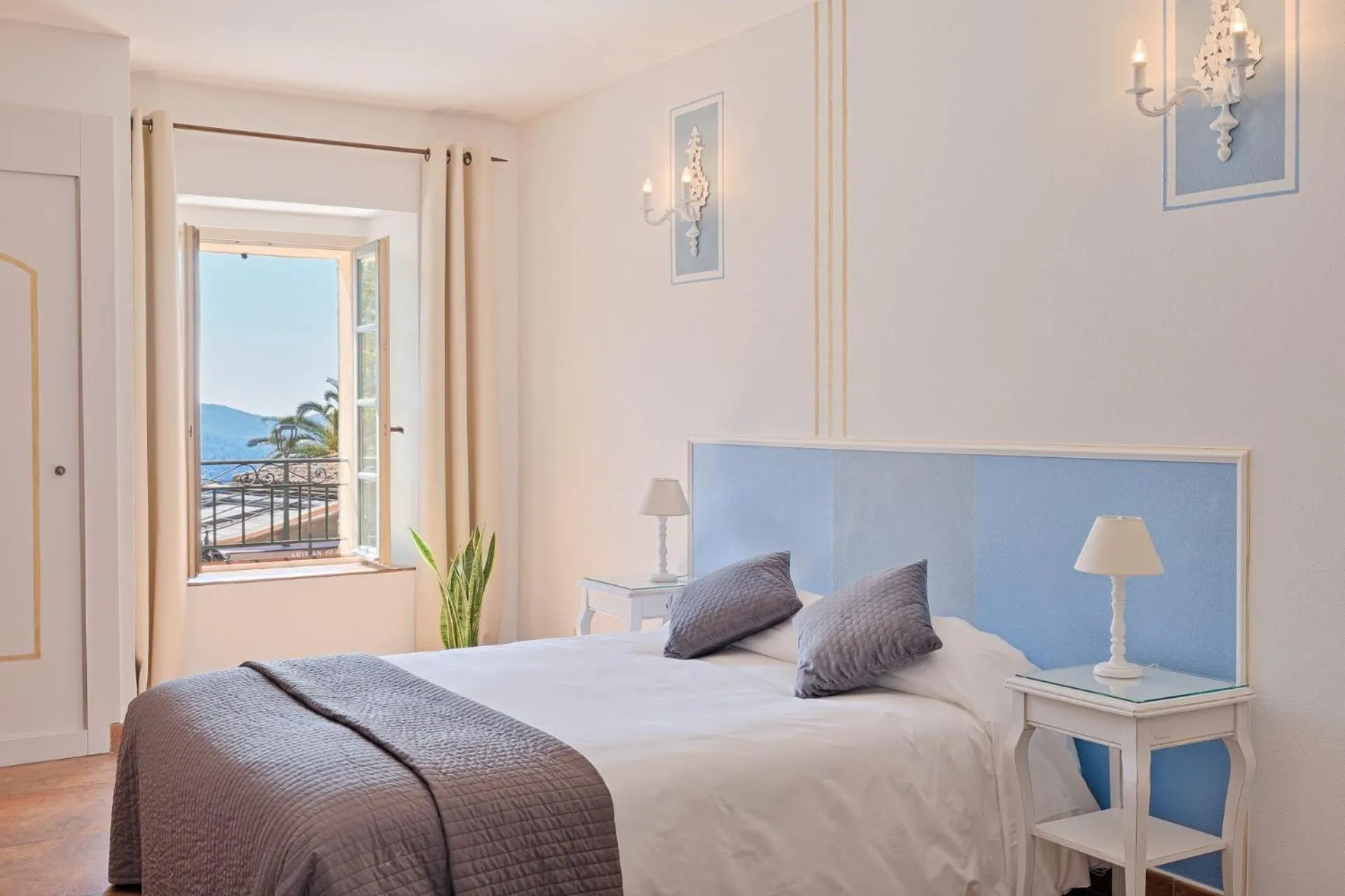 Bed in Hostellerie du Cigalou