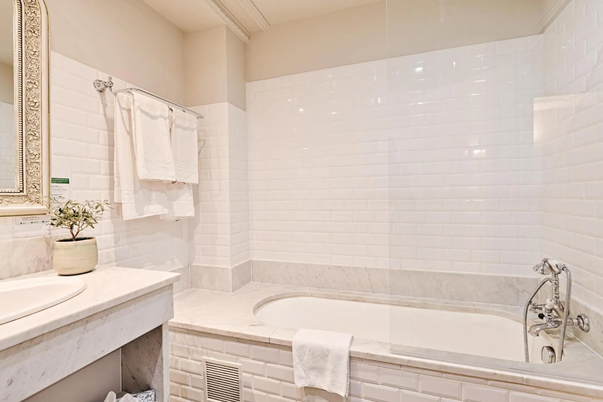 Bathroom in Hostellerie du Cigalou