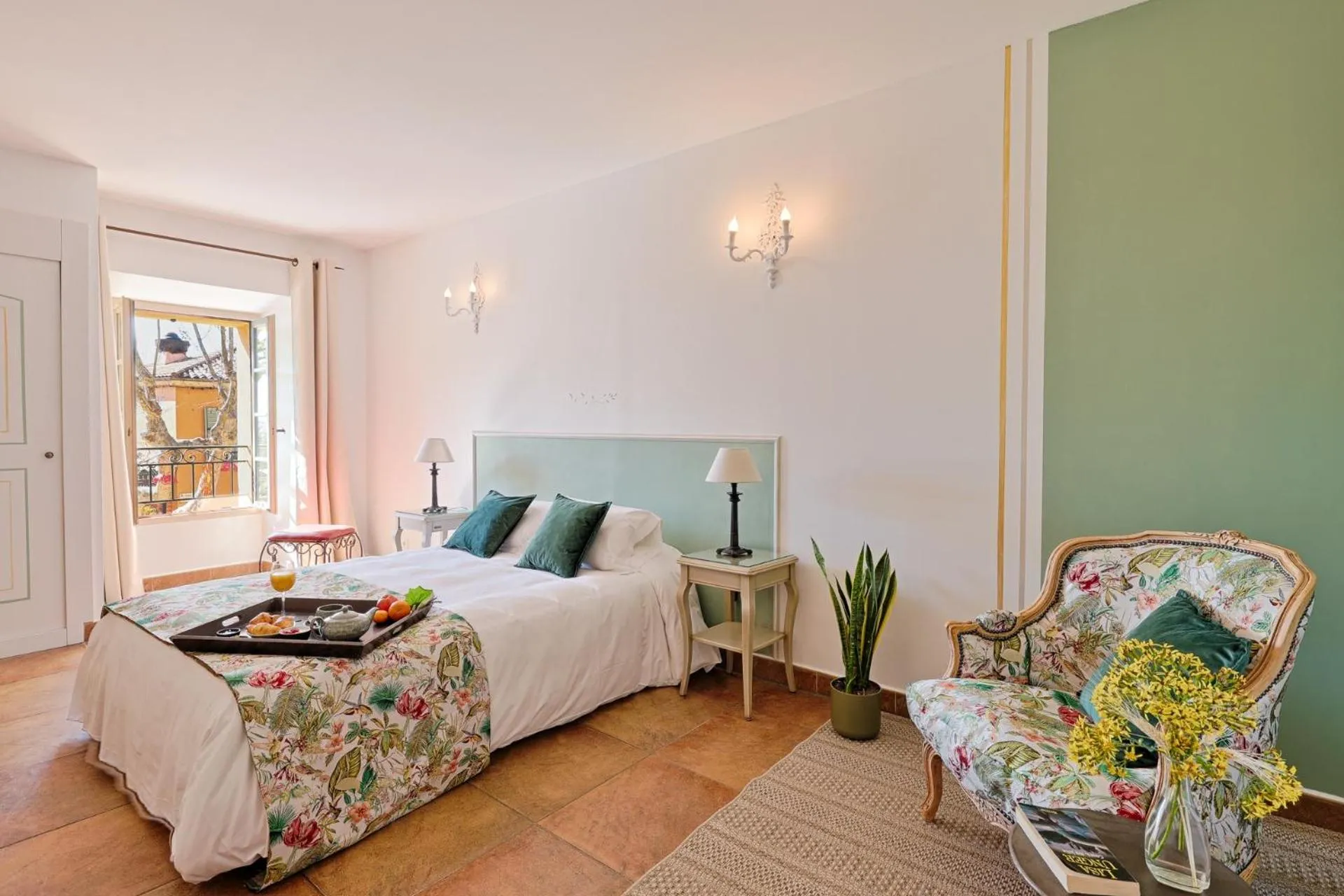 Bed in Hostellerie du Cigalou