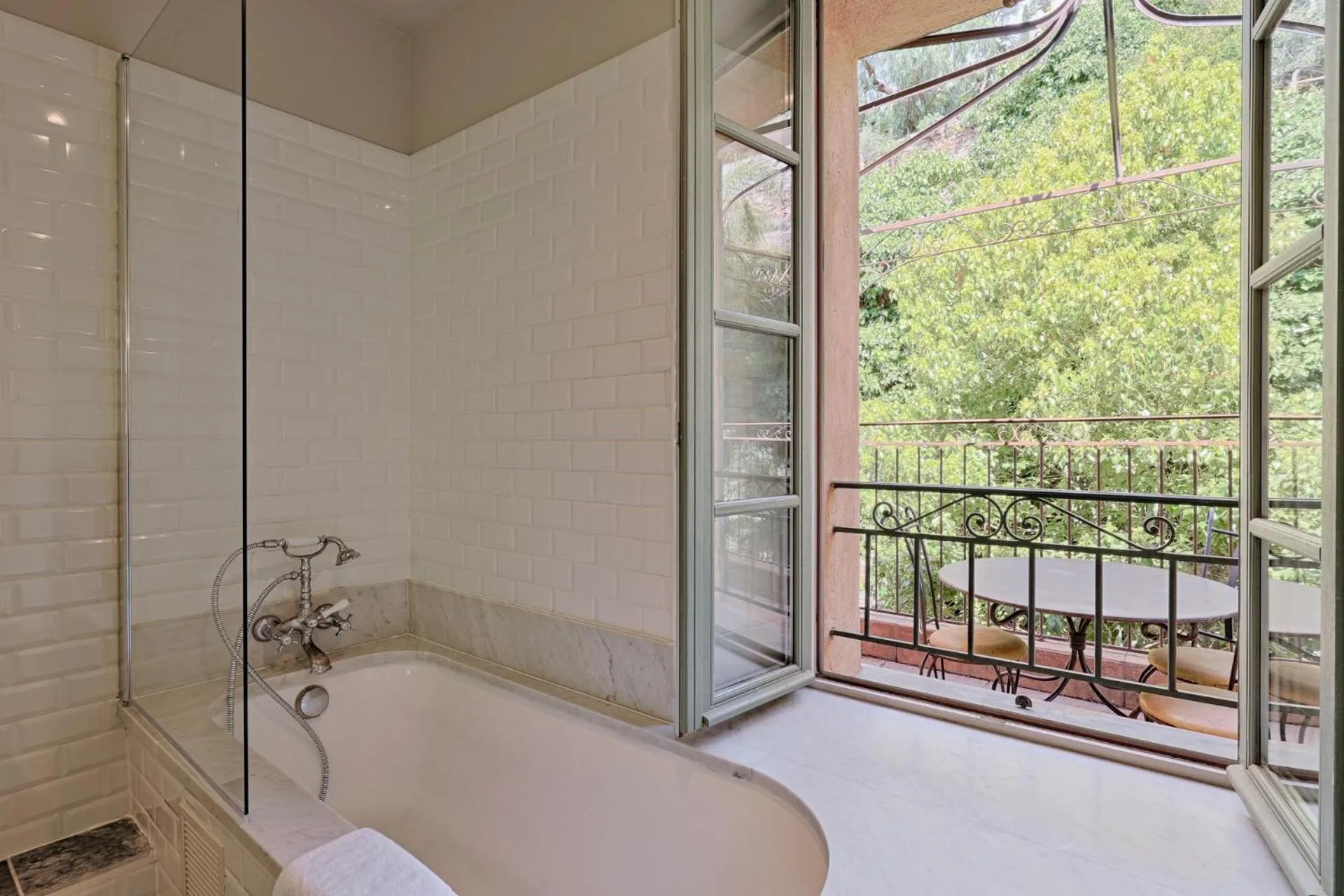 Bathroom in Hostellerie du Cigalou