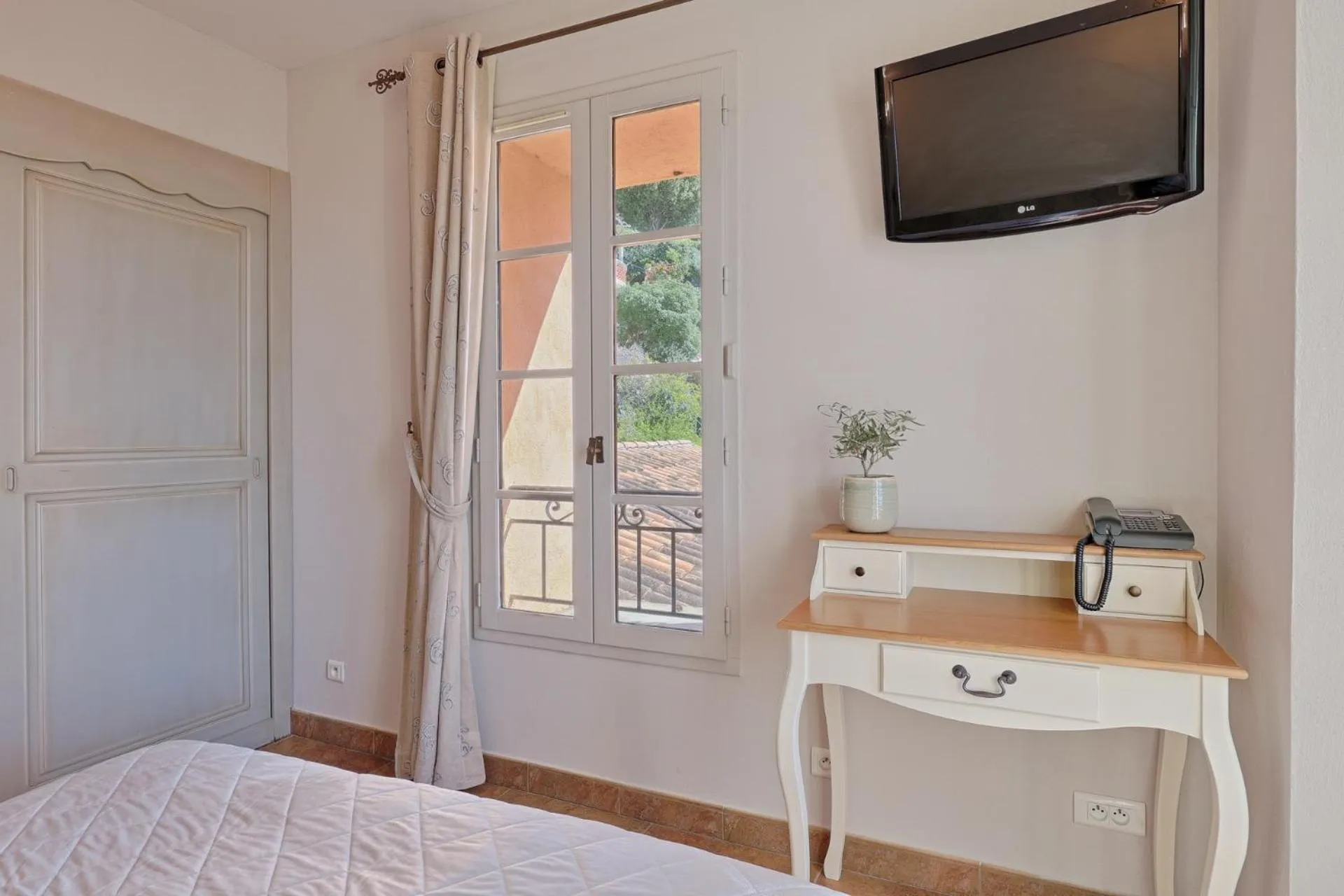 Bed in Hostellerie du Cigalou