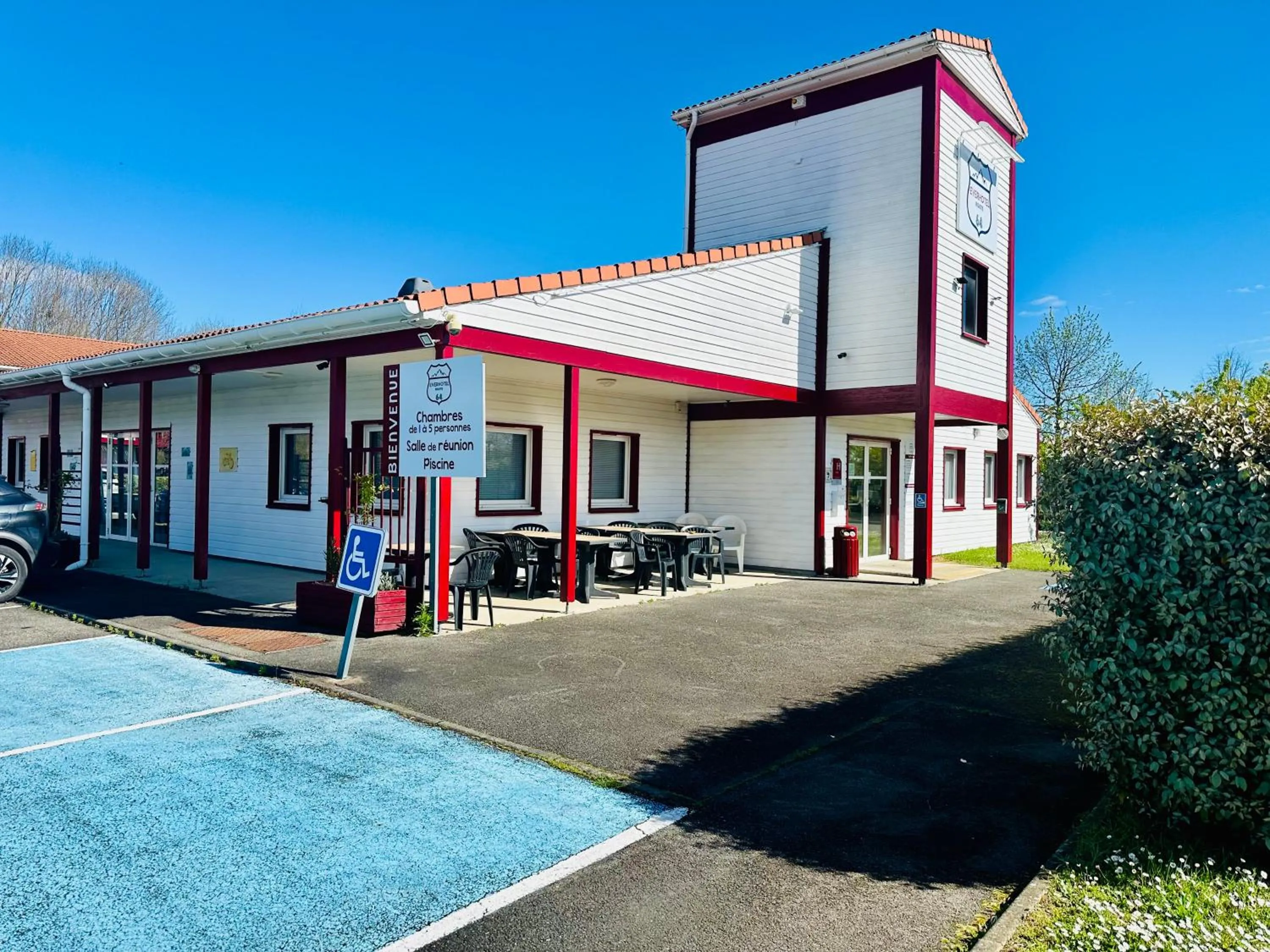 Facade/entrance in Everhotel route64 Tarbes-Ibos
