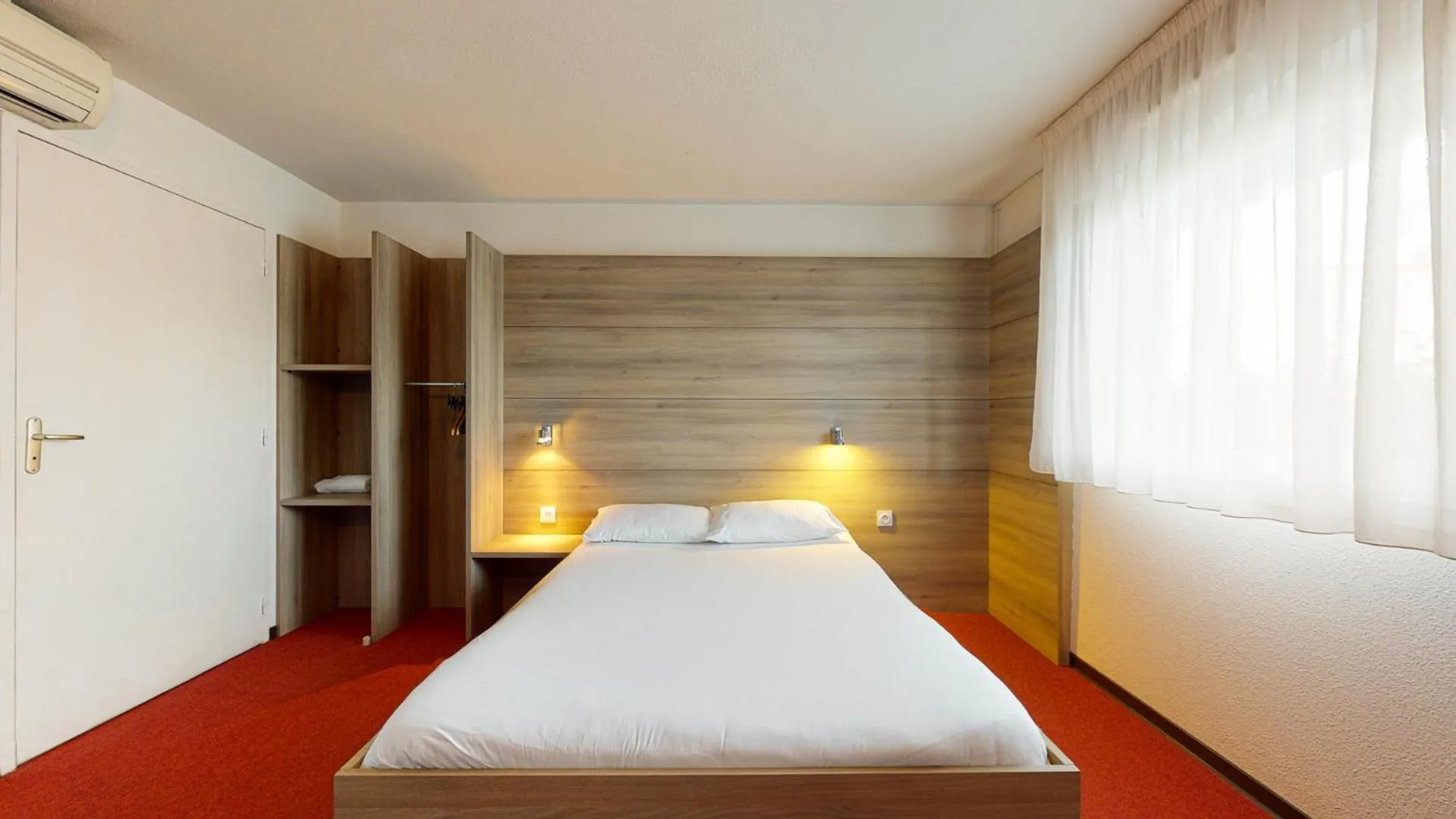 Facility for disabled guests, Bed in Everhotel route64 Tarbes-Ibos