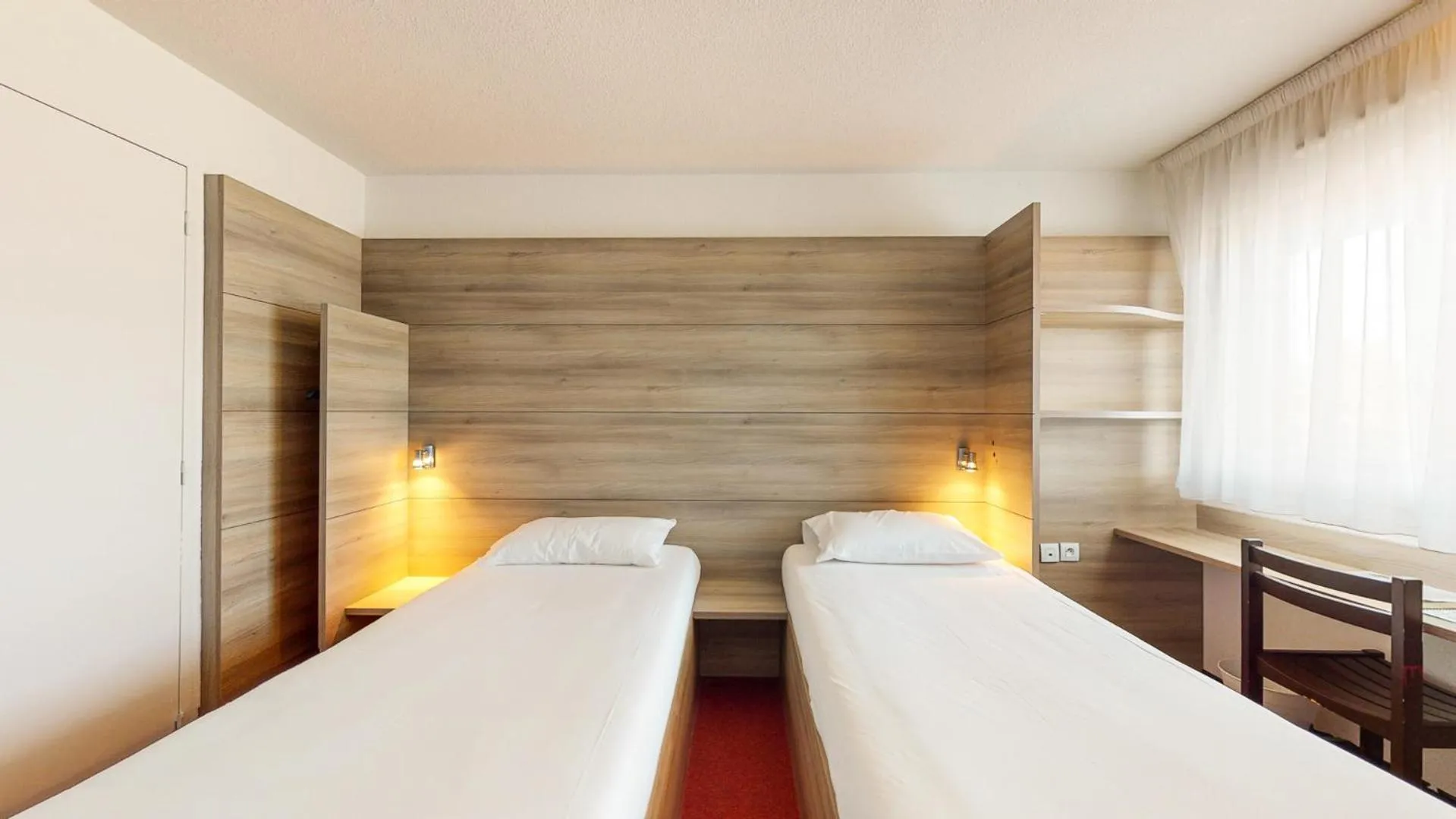 Photo of the whole room, Bed in Everhotel route64 Tarbes-Ibos