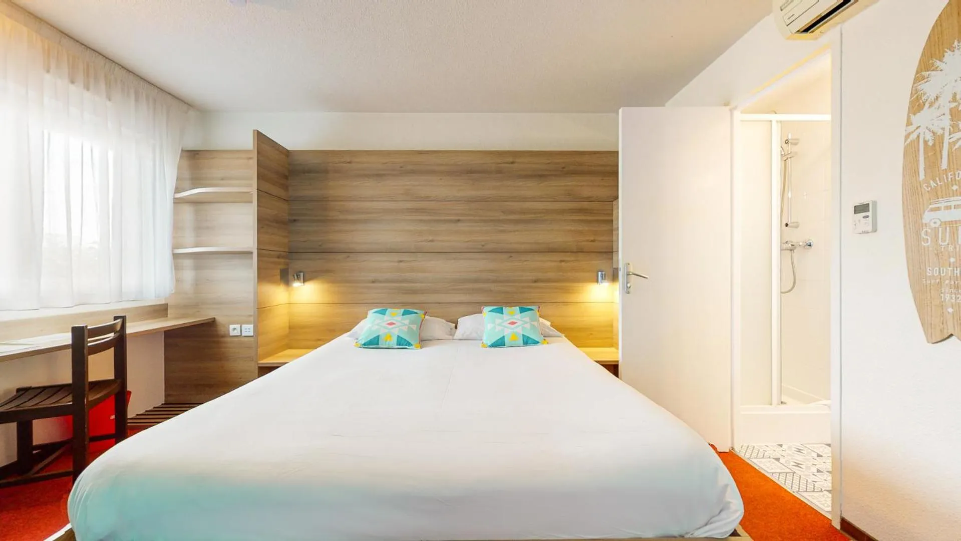 Photo of the whole room, Bed in Everhotel route64 Tarbes-Ibos