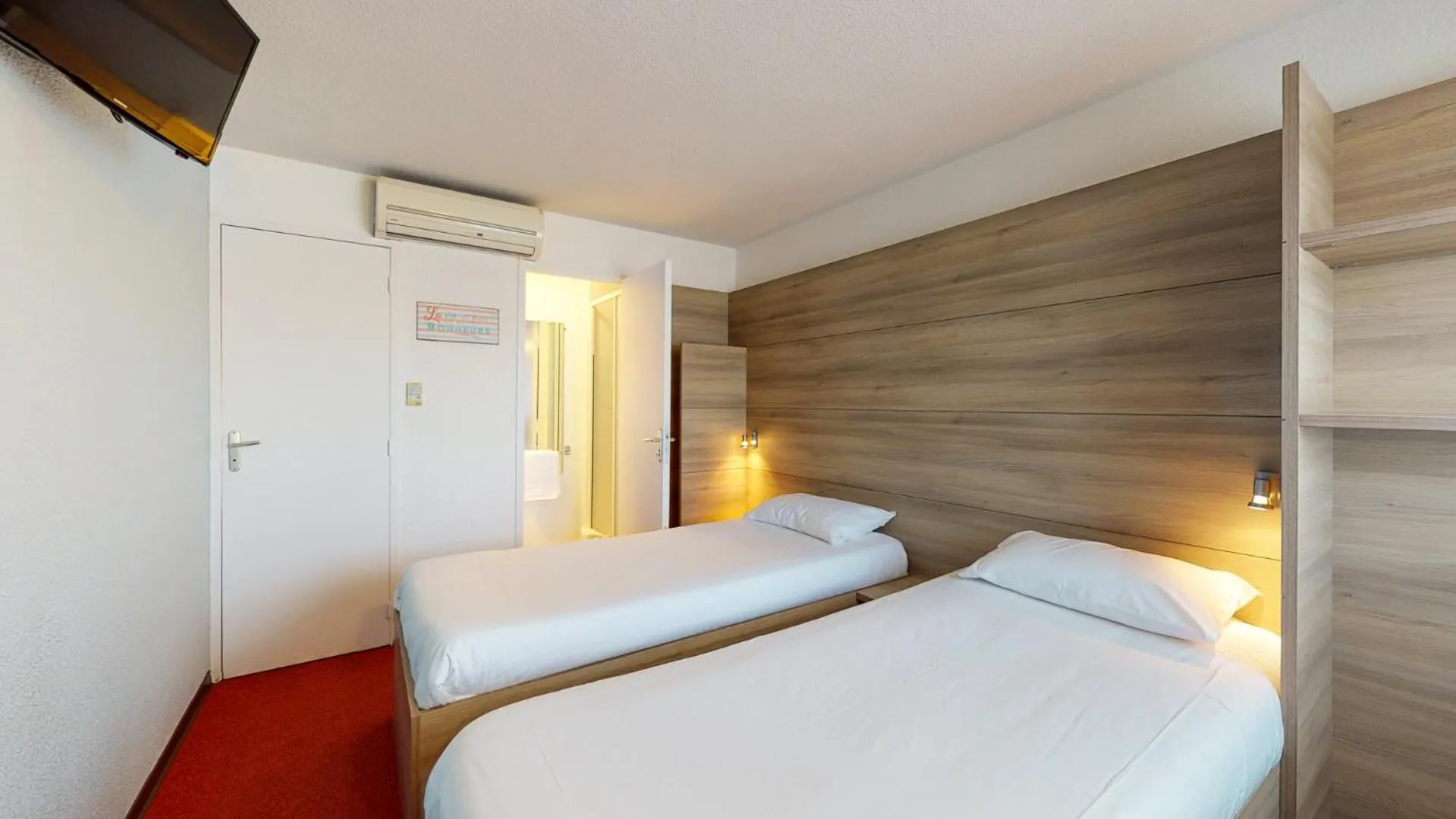 Photo of the whole room, Bed in Everhotel route64 Tarbes-Ibos