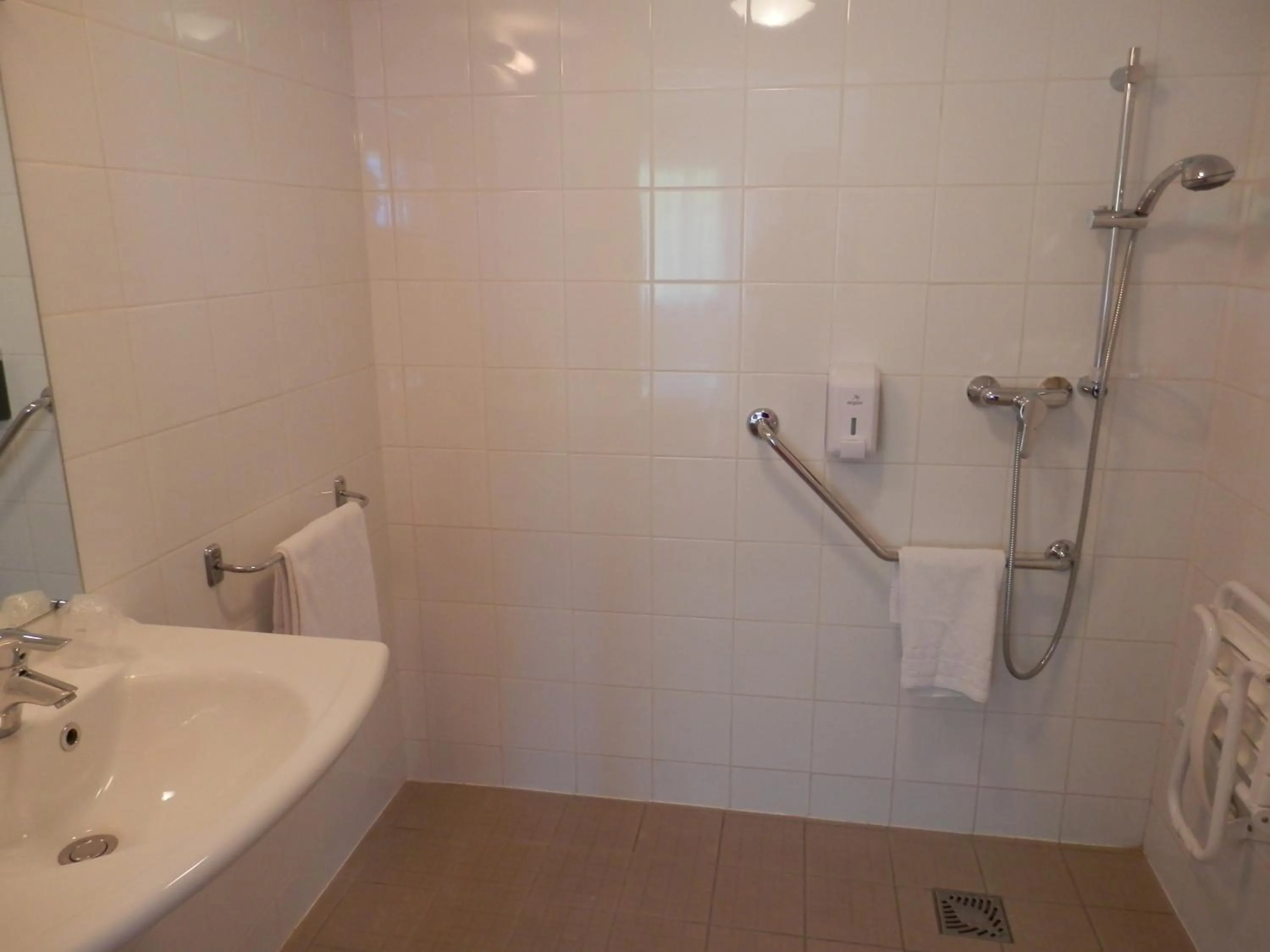 Shower in Everhotel route64 Tarbes-Ibos