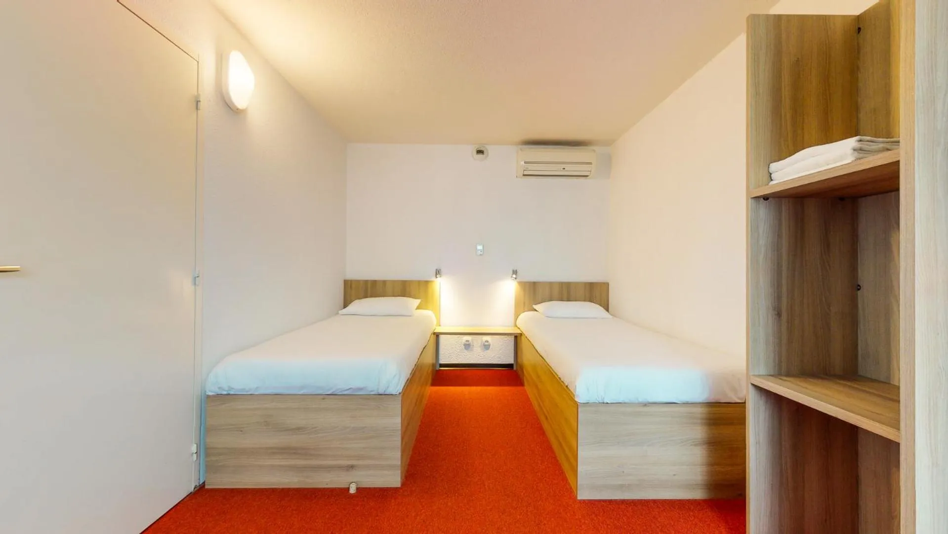 children, Bed in Everhotel route64 Tarbes-Ibos
