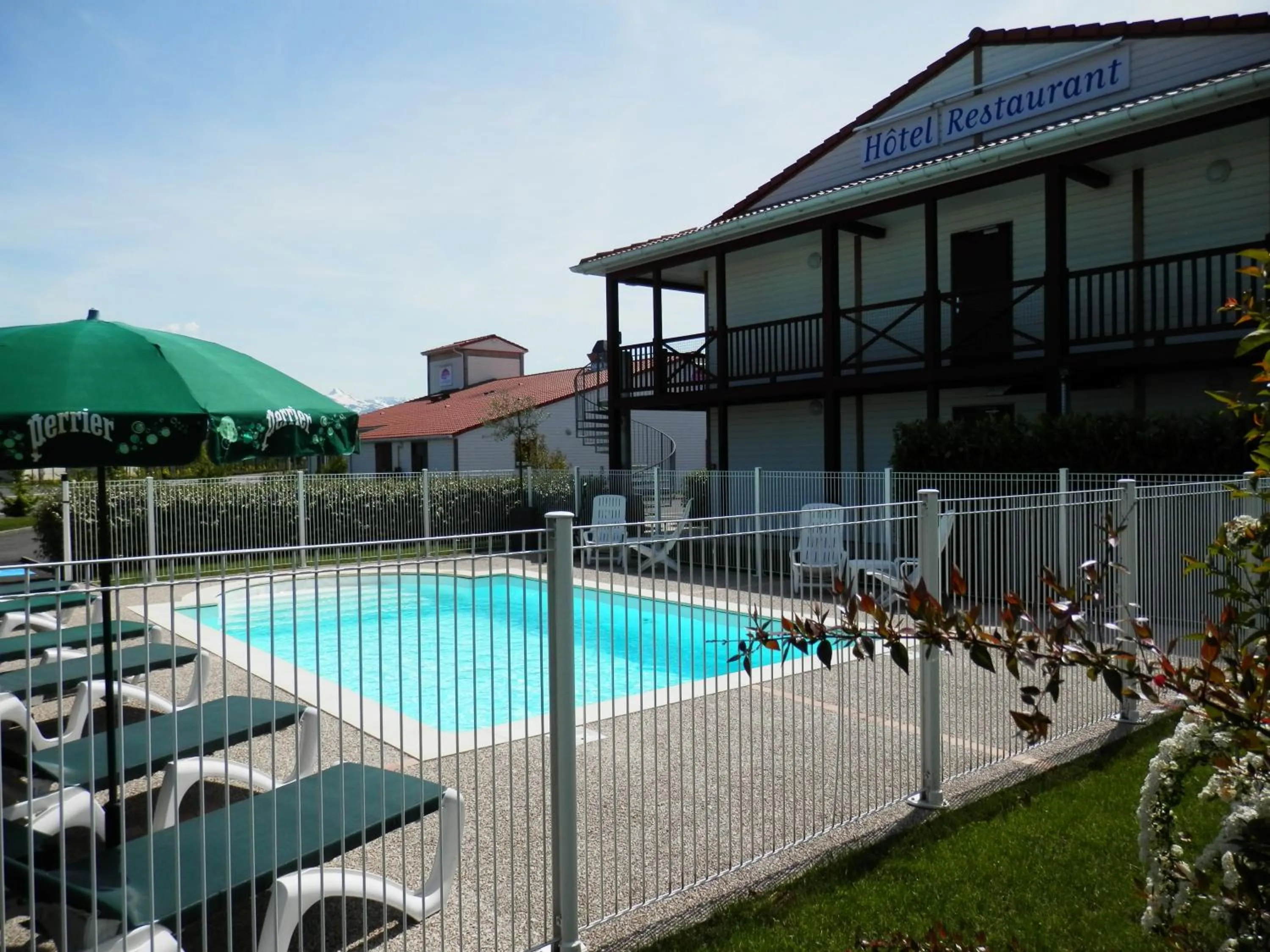 Swimming pool in Everhotel route64 Tarbes-Ibos