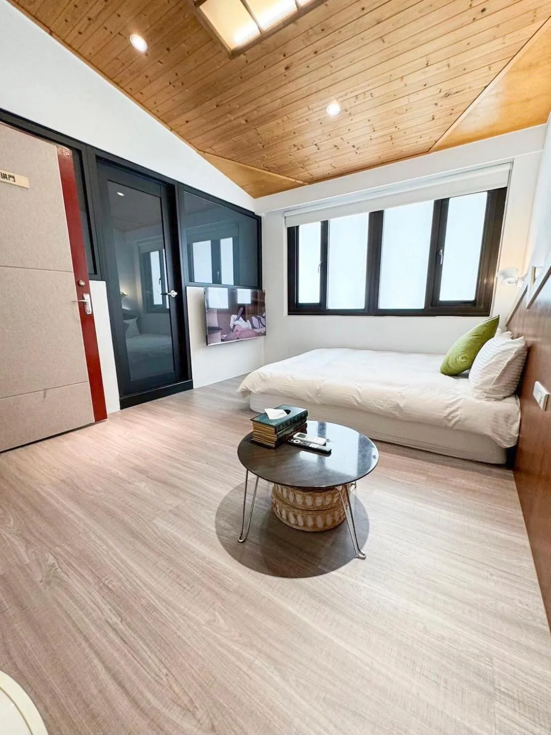 Photo of the whole room, Bed in 慢步南國 台南故事民宿 Slow Tainan Homestay