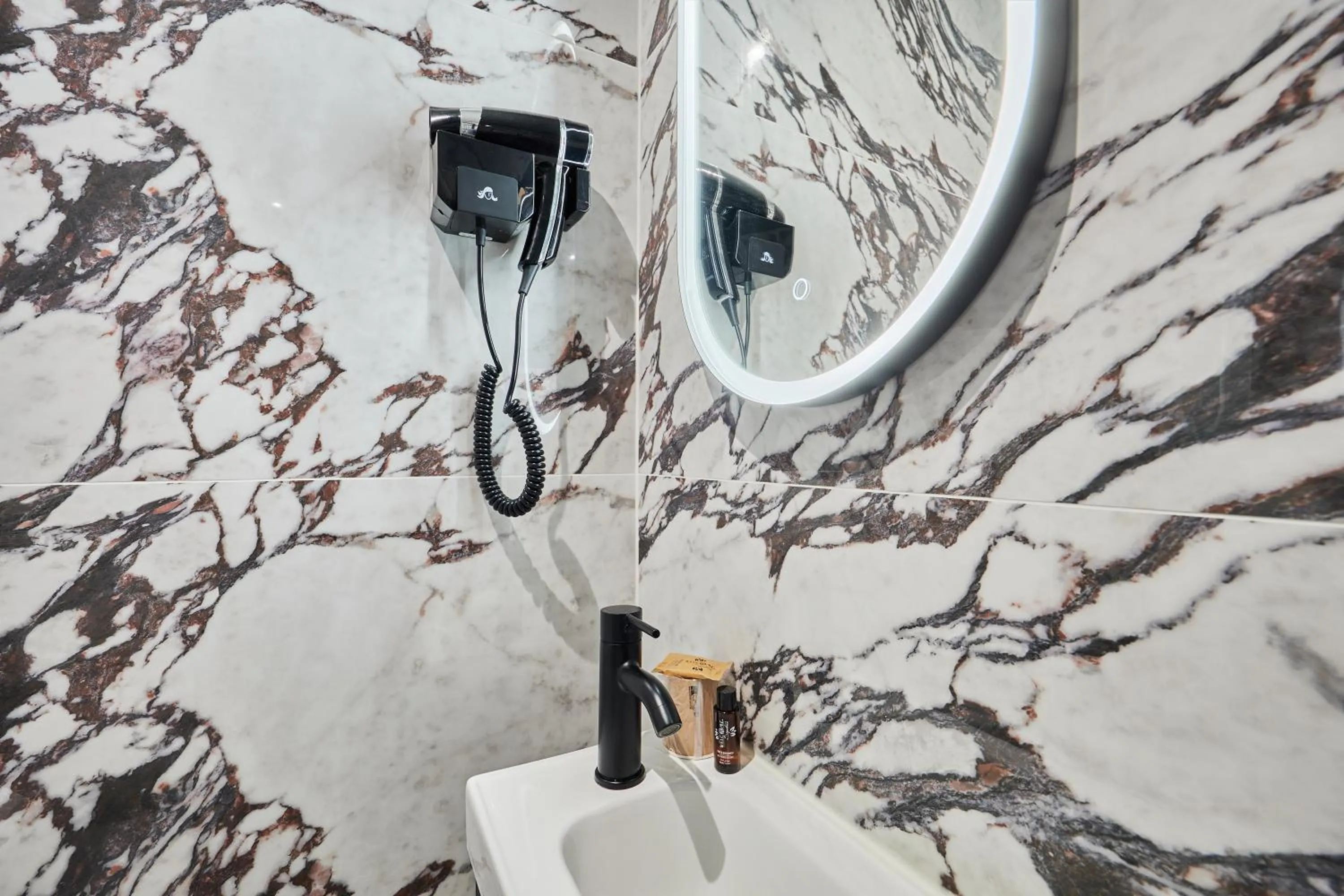 Bathroom in Hôtel Richelieu, Le Havre Centre-Ville, Perret