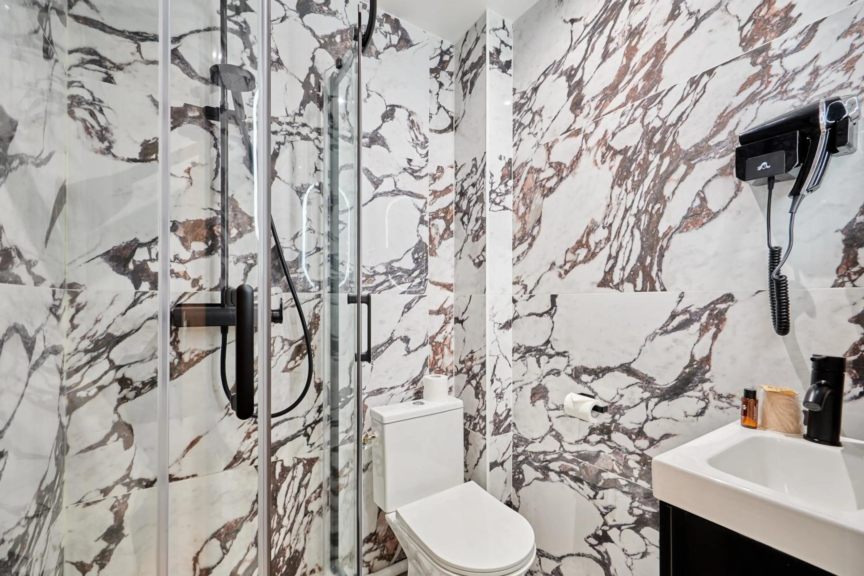 Shower in Hôtel Richelieu, Le Havre Centre-Ville, Perret