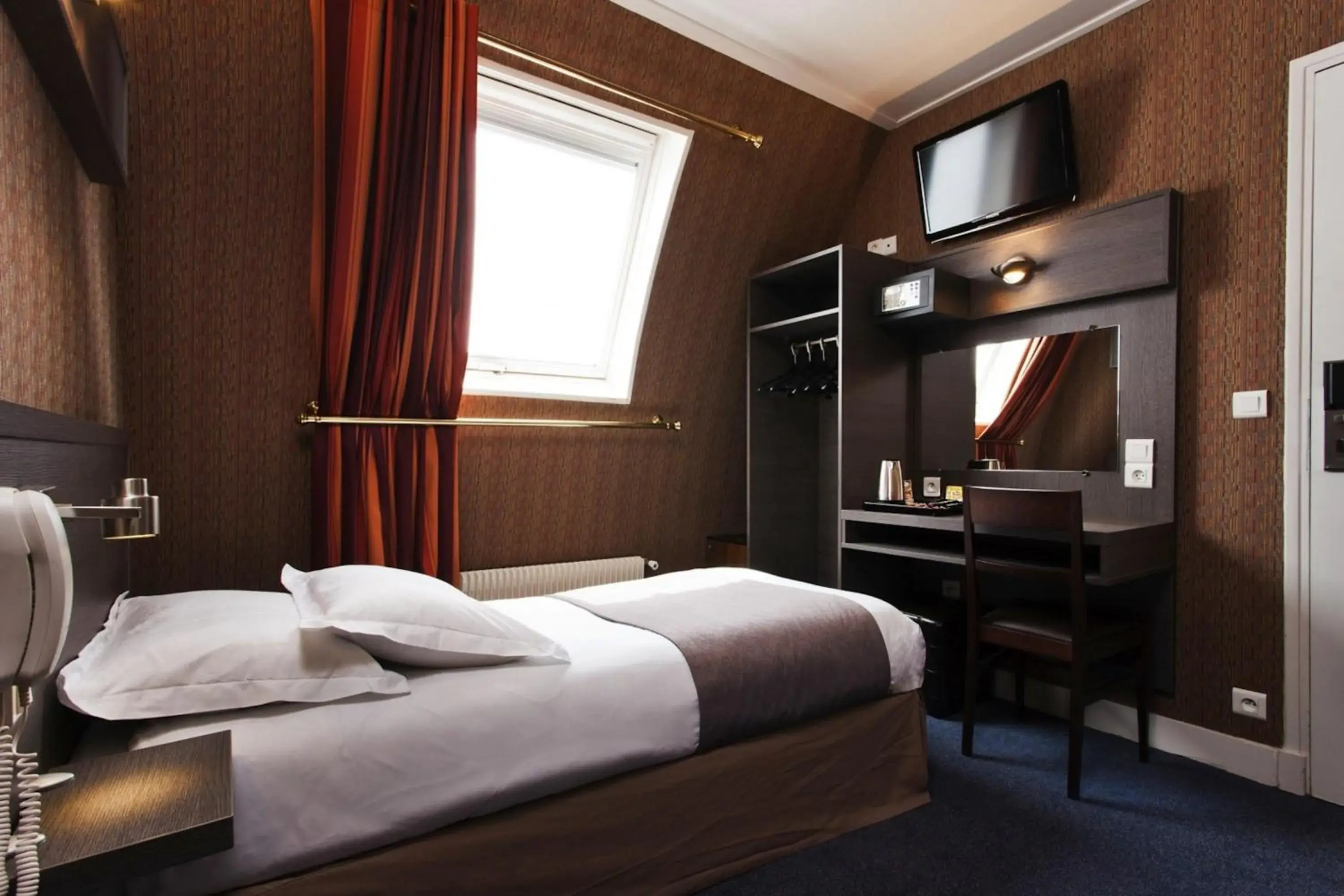 Single Room in Home Latin Single Room in Home Latin