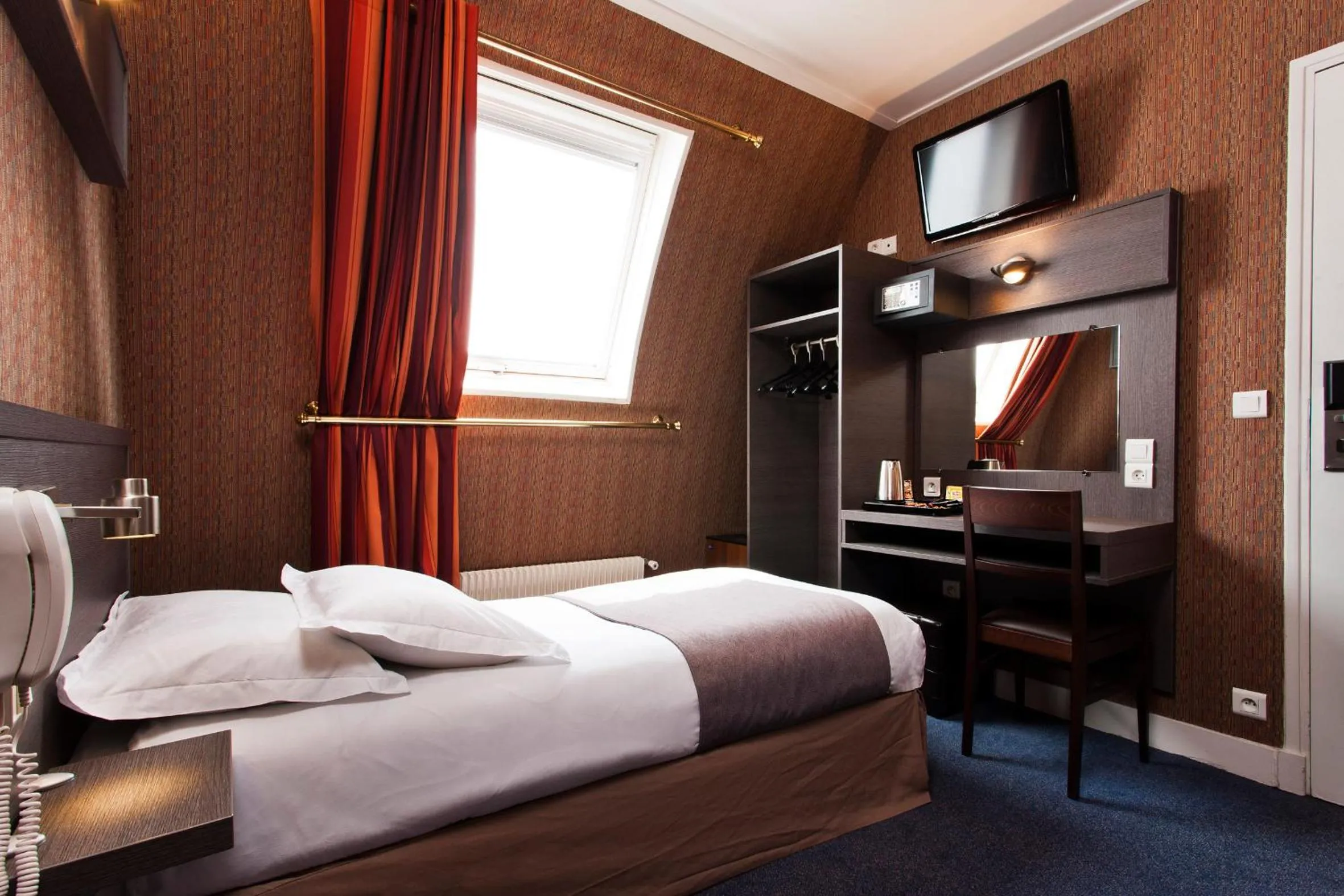 Photo of the whole room, Bed in Home Latin