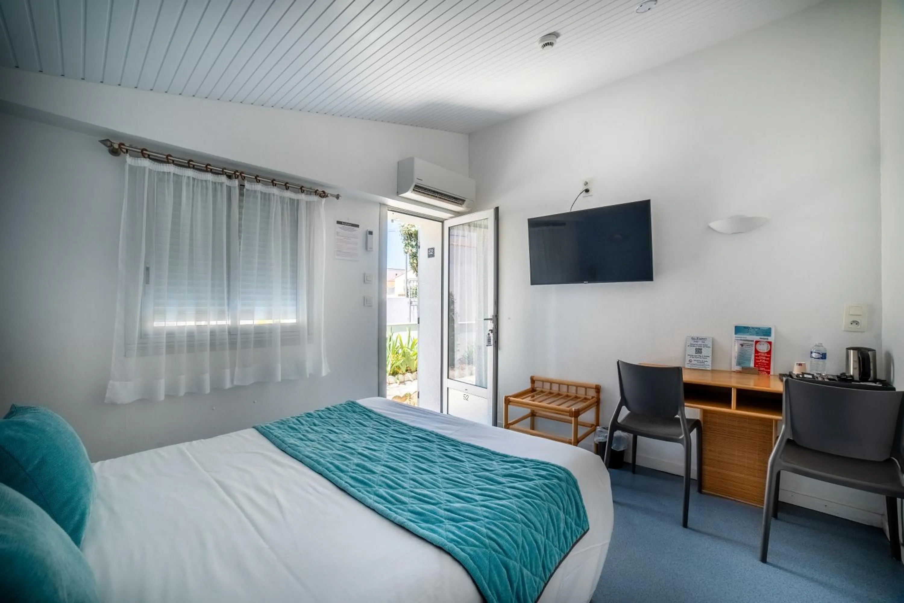 Bed in Hotel Les Dunes