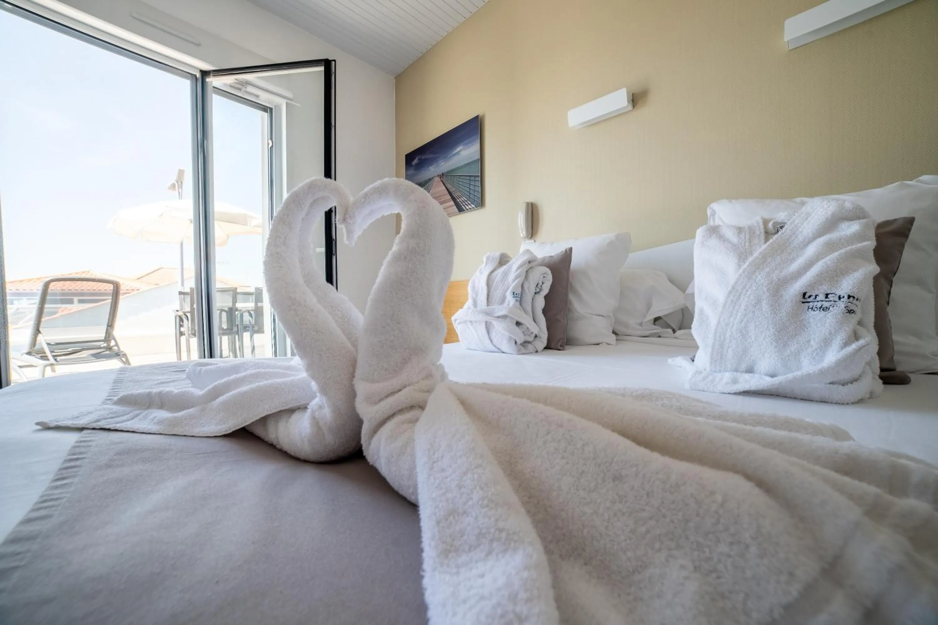 Bed in Hotel Les Dunes