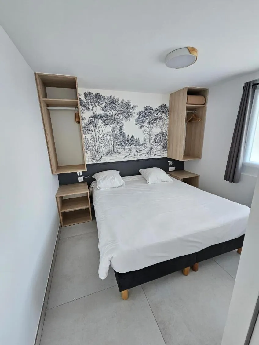 Bed in Hotel Les Dunes